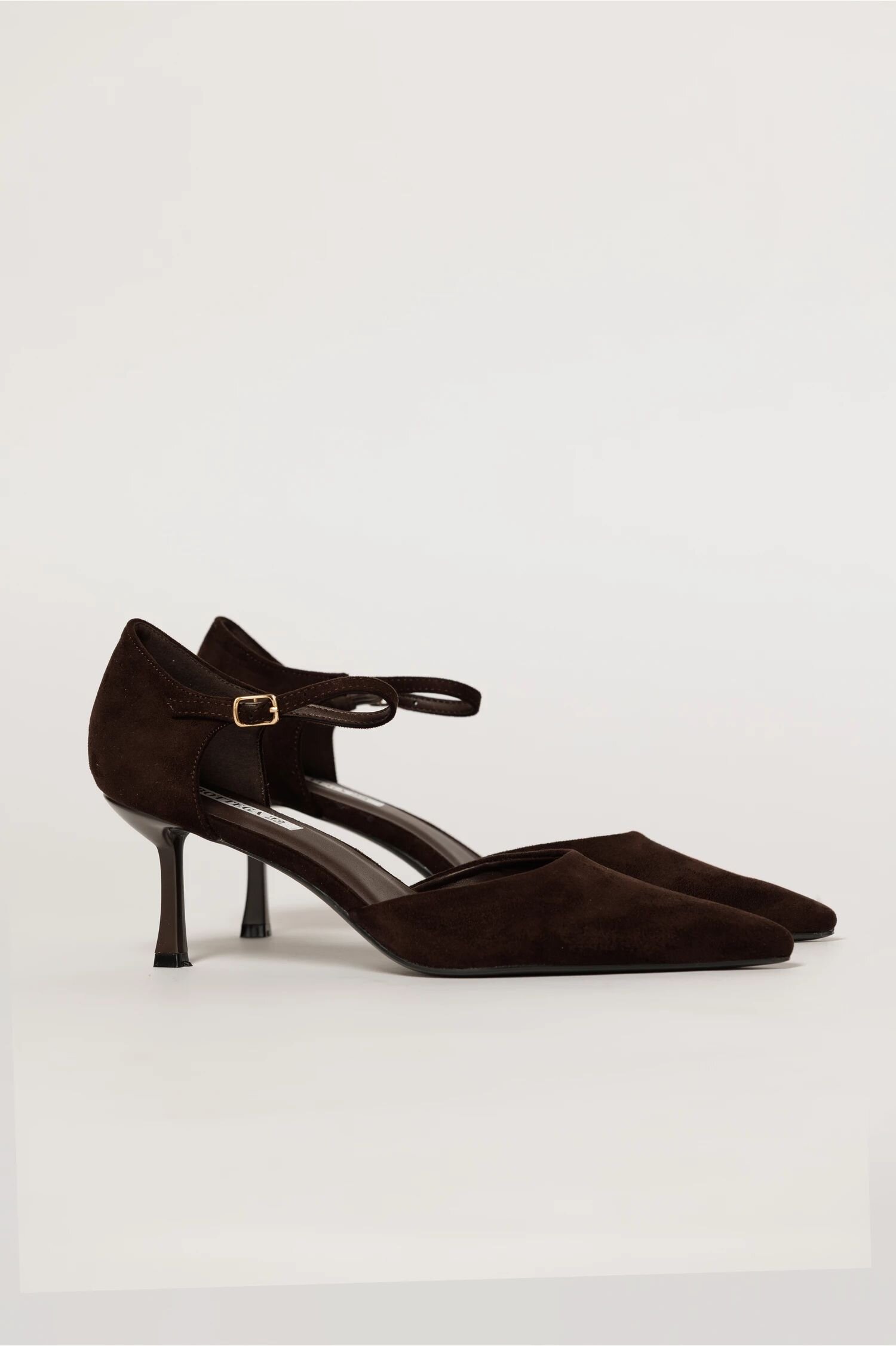  Pantofi eleganti maro intens cu aspect catifelat si bareta