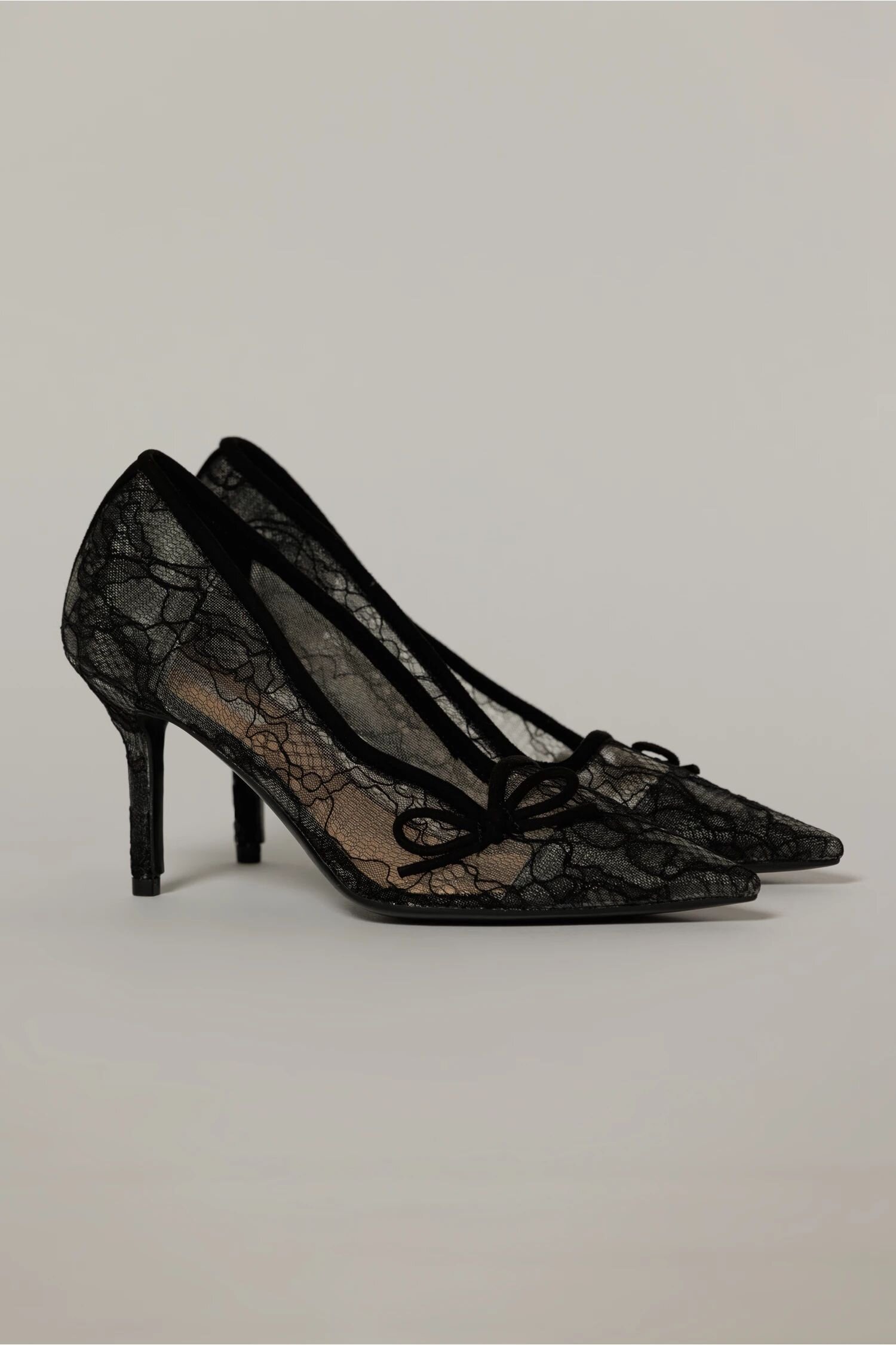  Pantofi eleganti negri imbracati in dantela
