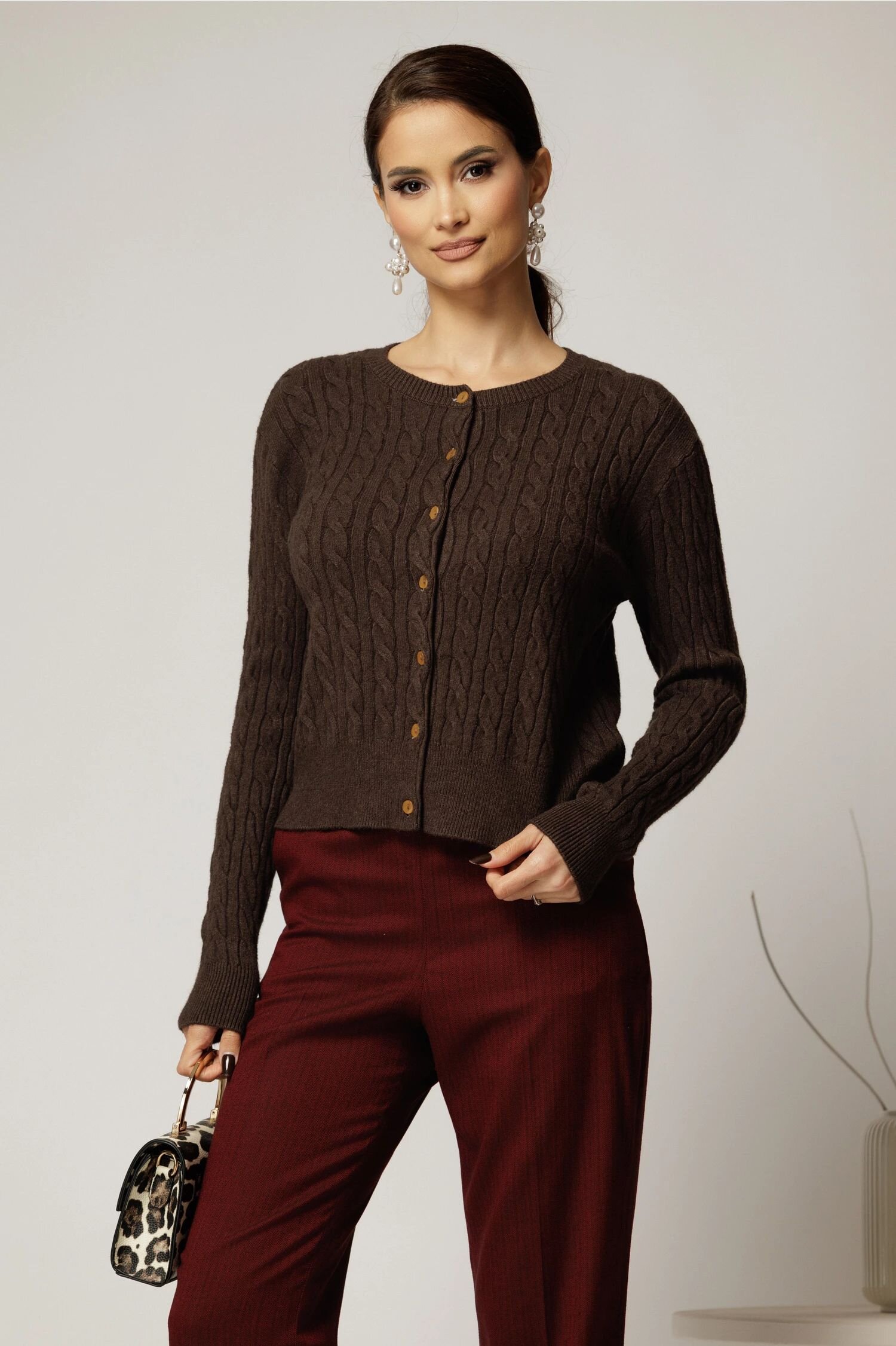  Pulover maro din tricot cu inchidere cu nasturi