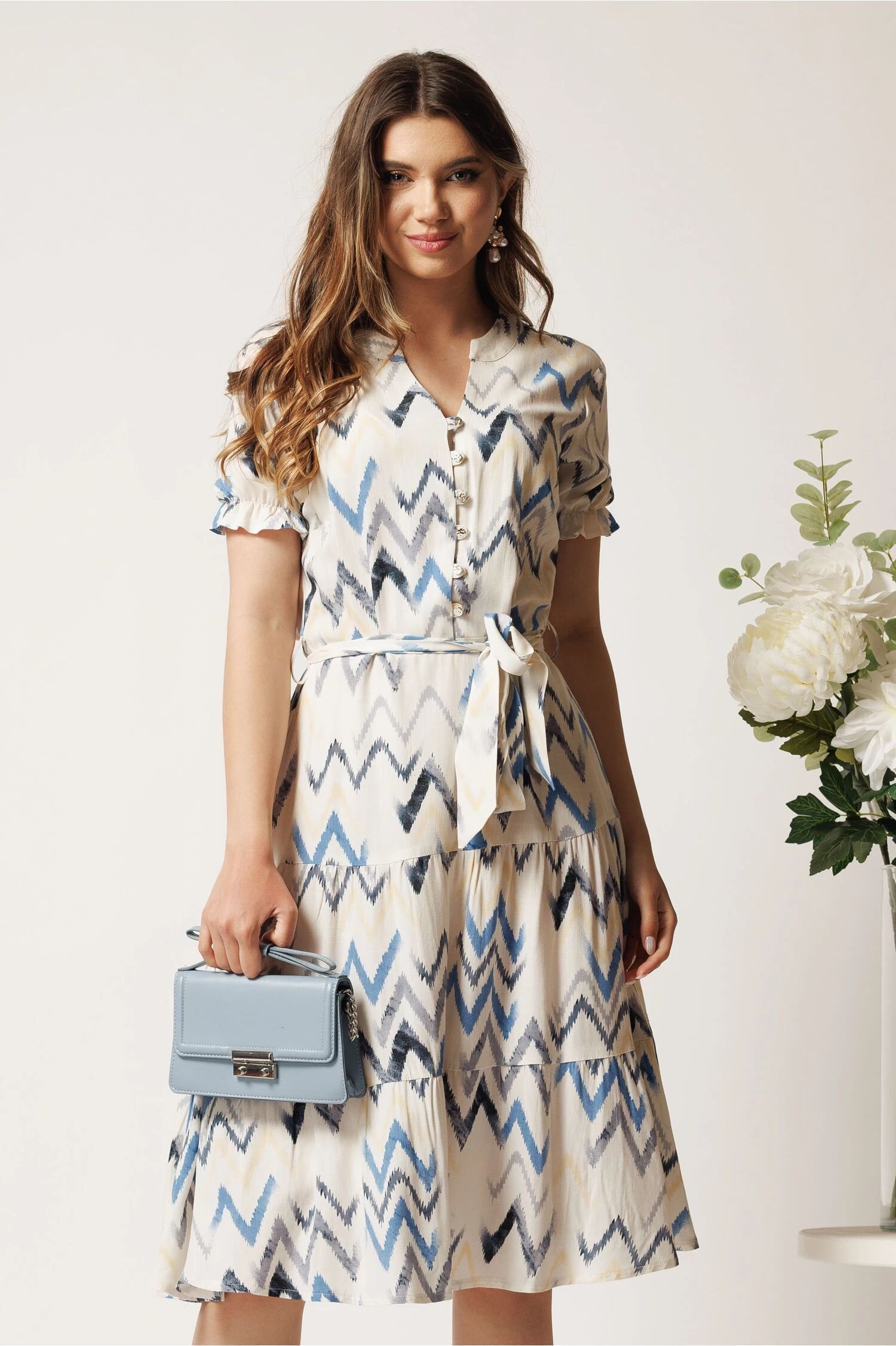  Rochie alba cu print zig-zag albastru in clos cu cordon in talie