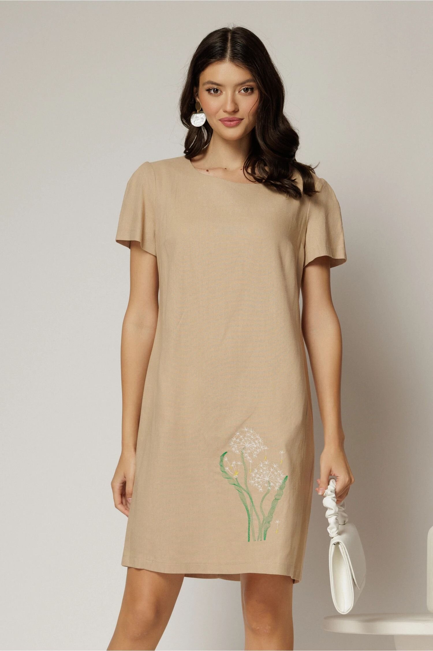  Rochie bej din in cu flori brodate si croi drept