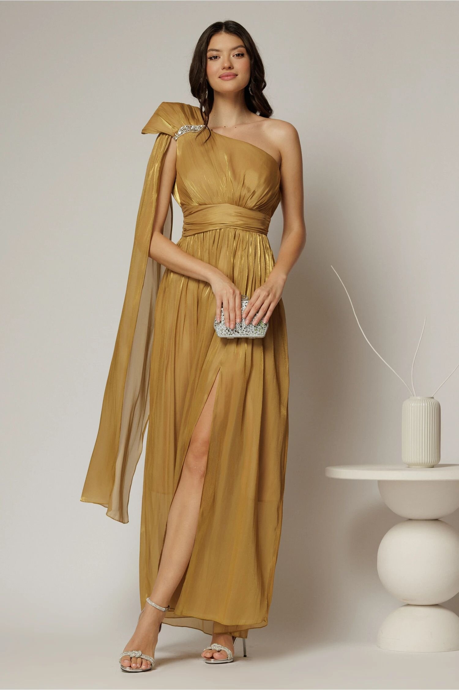  Rochie de seara galben mustar din voal peliculizat cu accesoriu pe umar