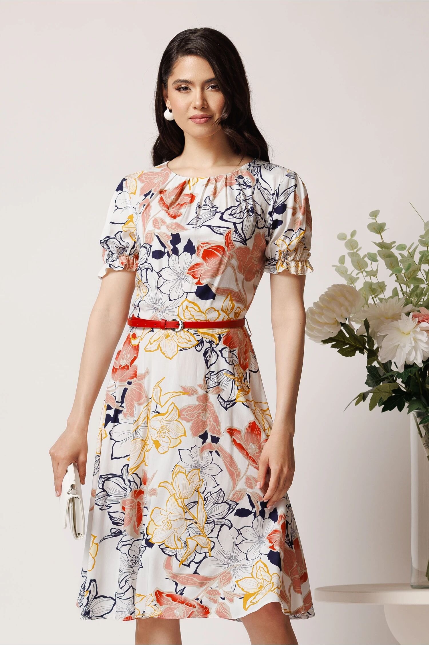 Rochie din viscoza alba cu imprimeuri corai si curea in talie