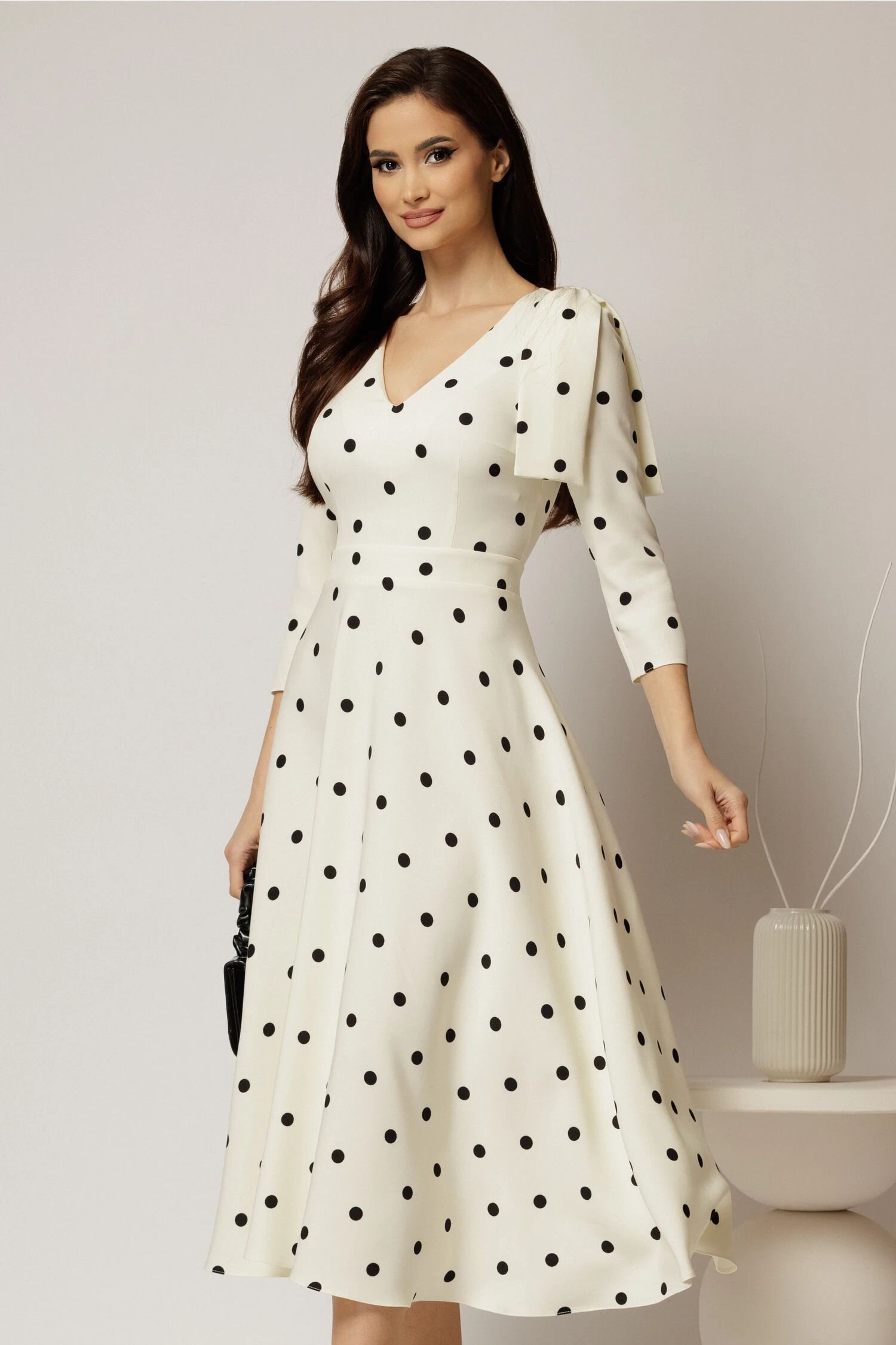  Rochie DY Fashion alba cu buline cu funda pe umar