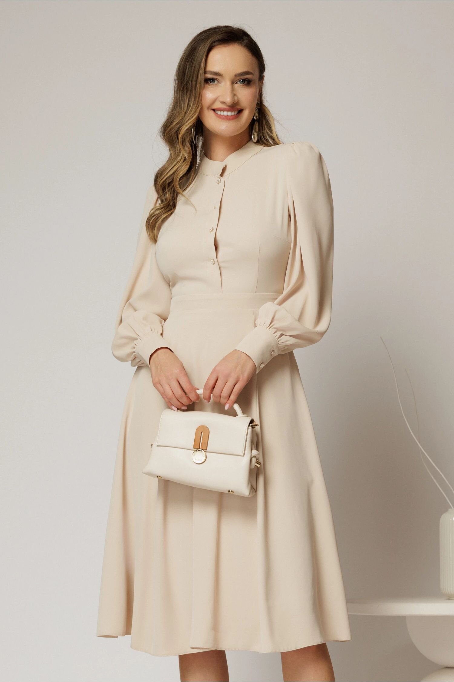  Rochie DY Fashion bej din triplu voal cu guler tunica si nasturi tip floare