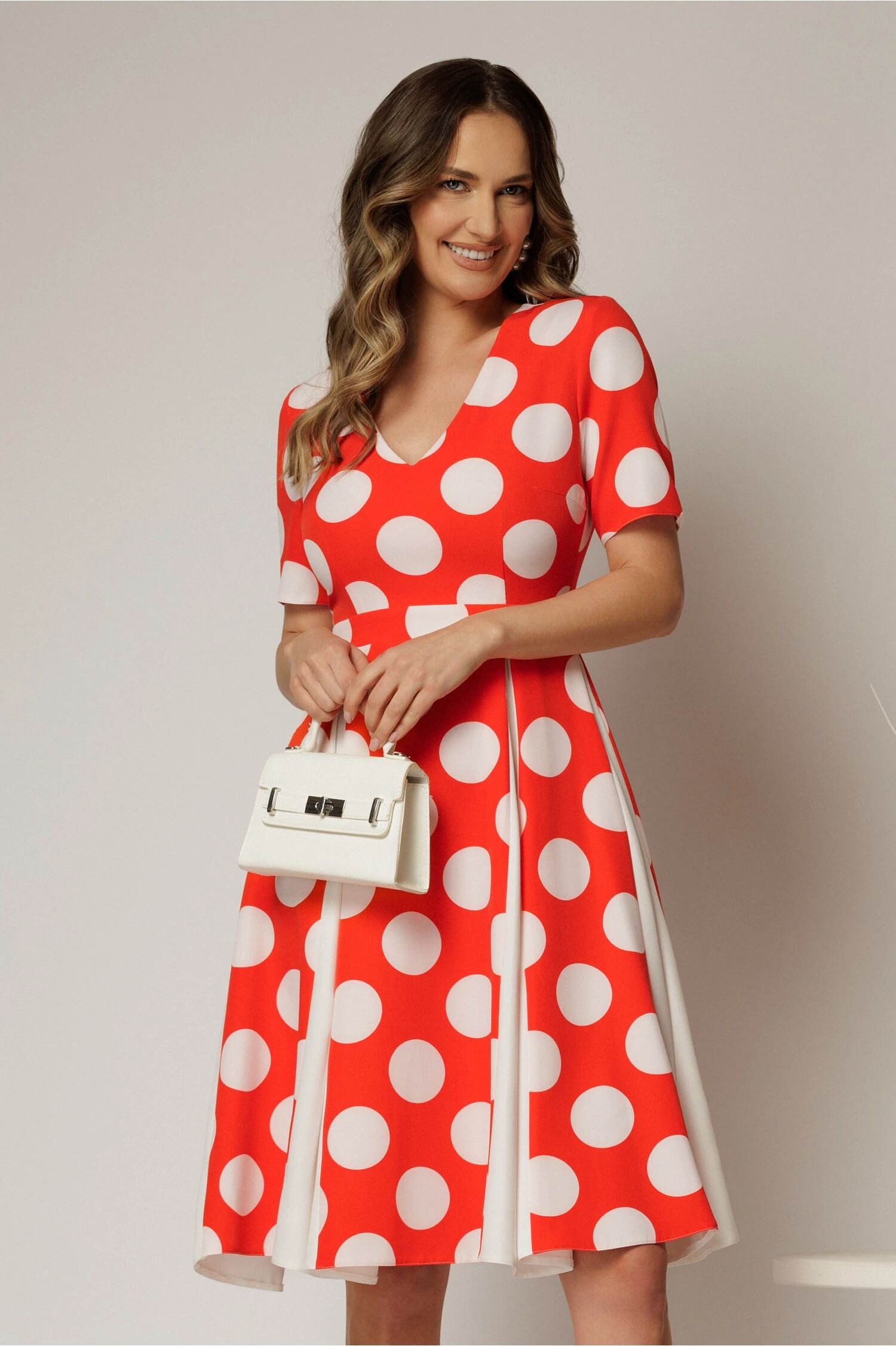  Rochie DY Fashion corai cu buline mari si pliuri ample in contrast