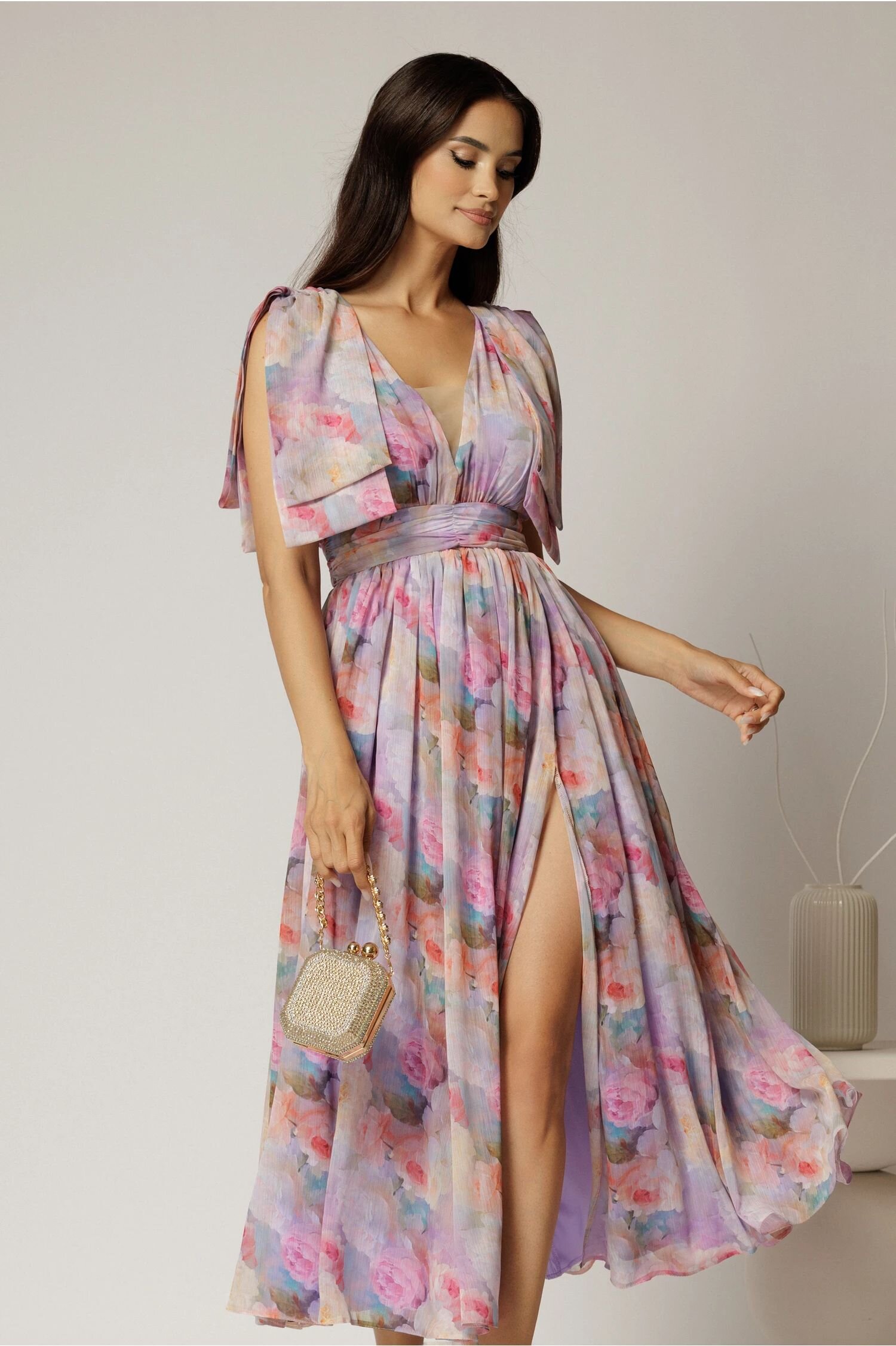  Rochie DY Fashion din voal creponat cu imprimeuri lila si funde ample pe umeri