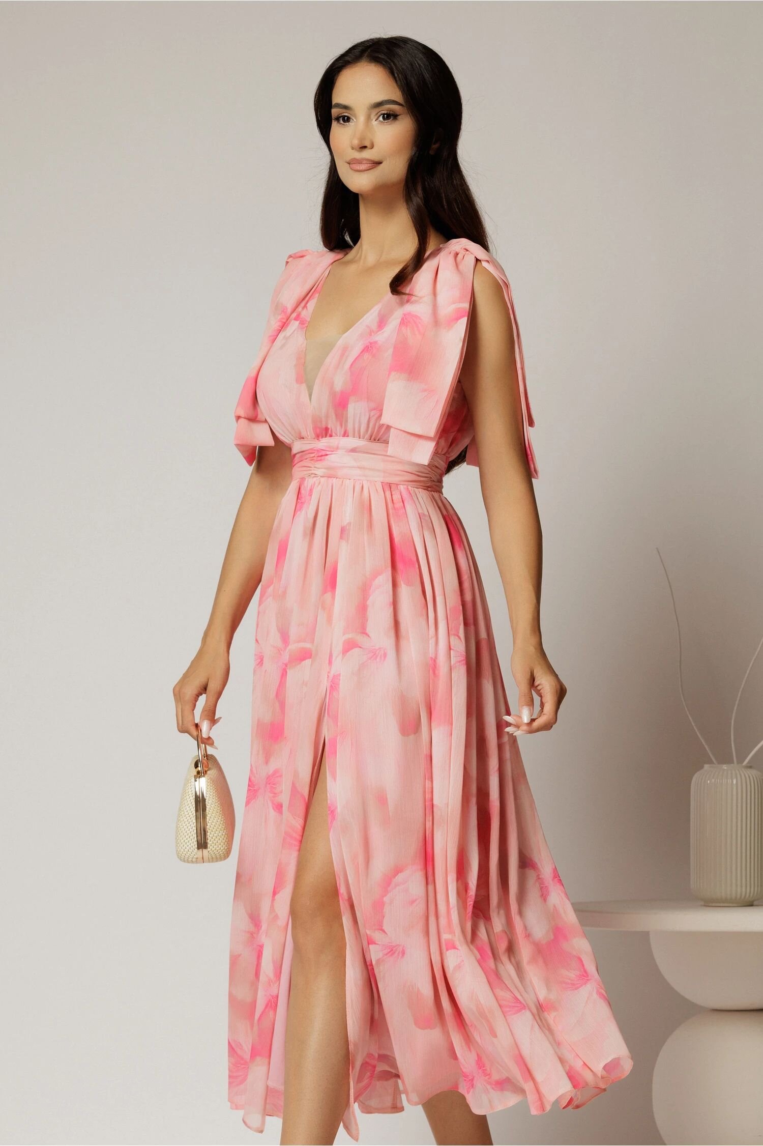  Rochie DY Fashion din voal creponat cu imprimeuri roz si funde ample pe umeri