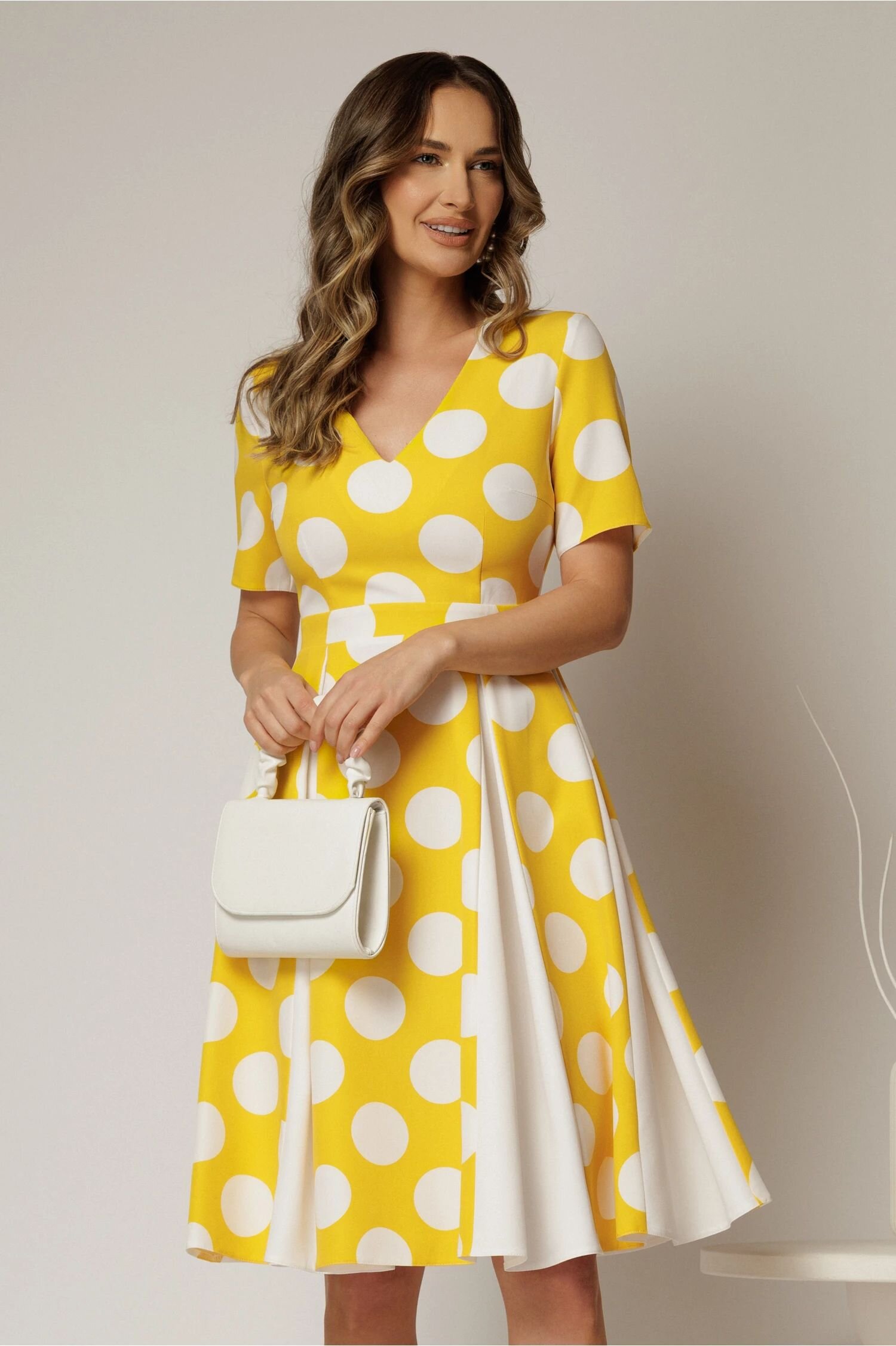  Rochie DY Fashion galbena cu buline mari si pliuri ample in contrast