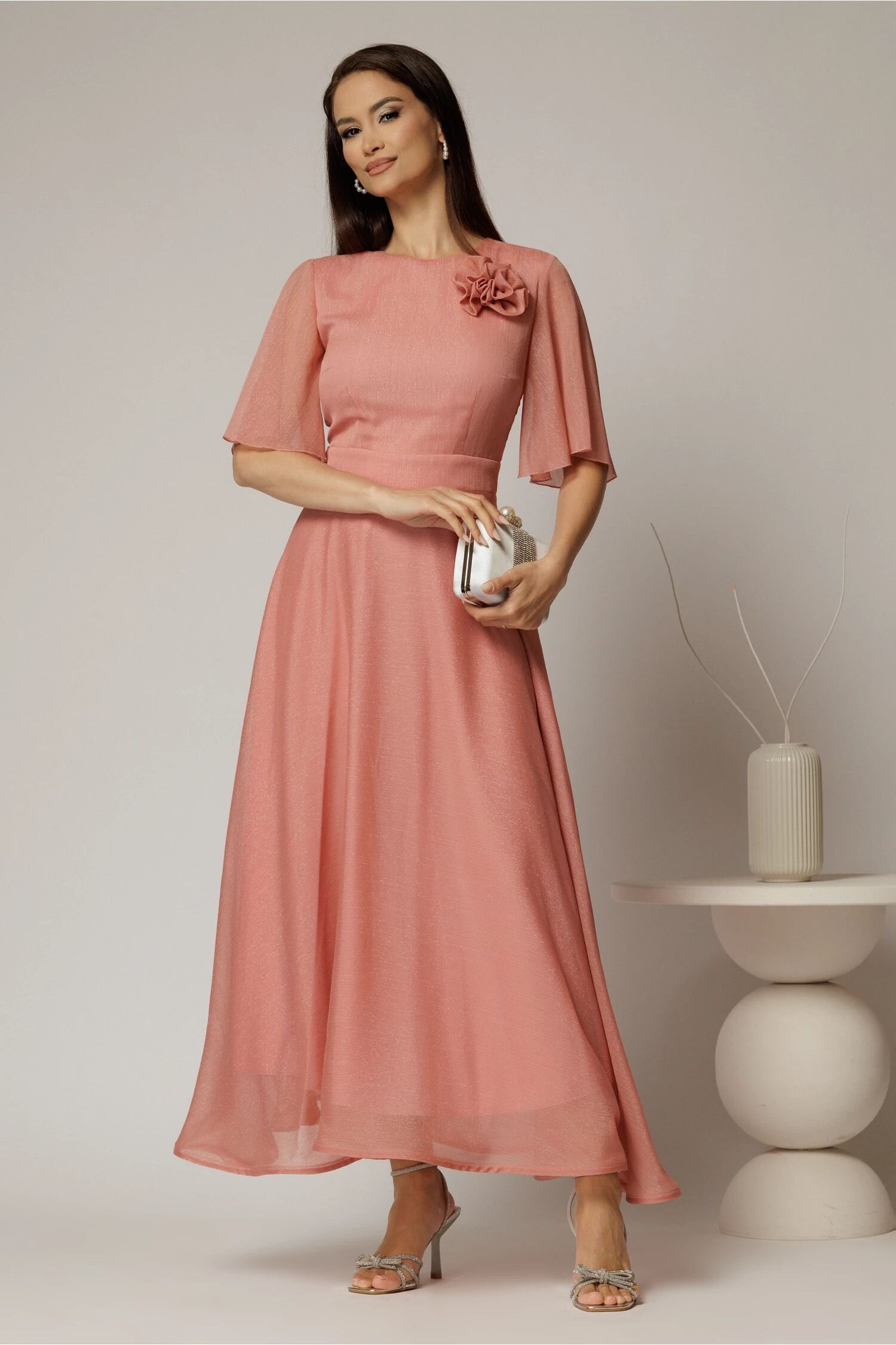  Rochie DY Fashion lunga roz din voal cu fir lurex in clos cu accesoriu la bust
