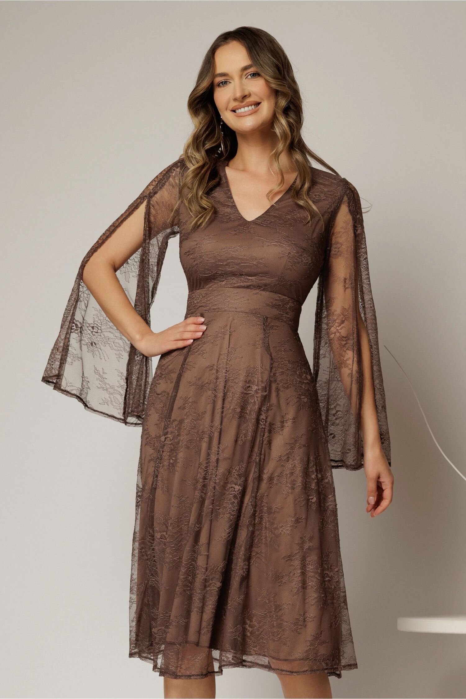  Rochie DY Fashion maro din dantela cu maneci lungi crapate si decolteu in V