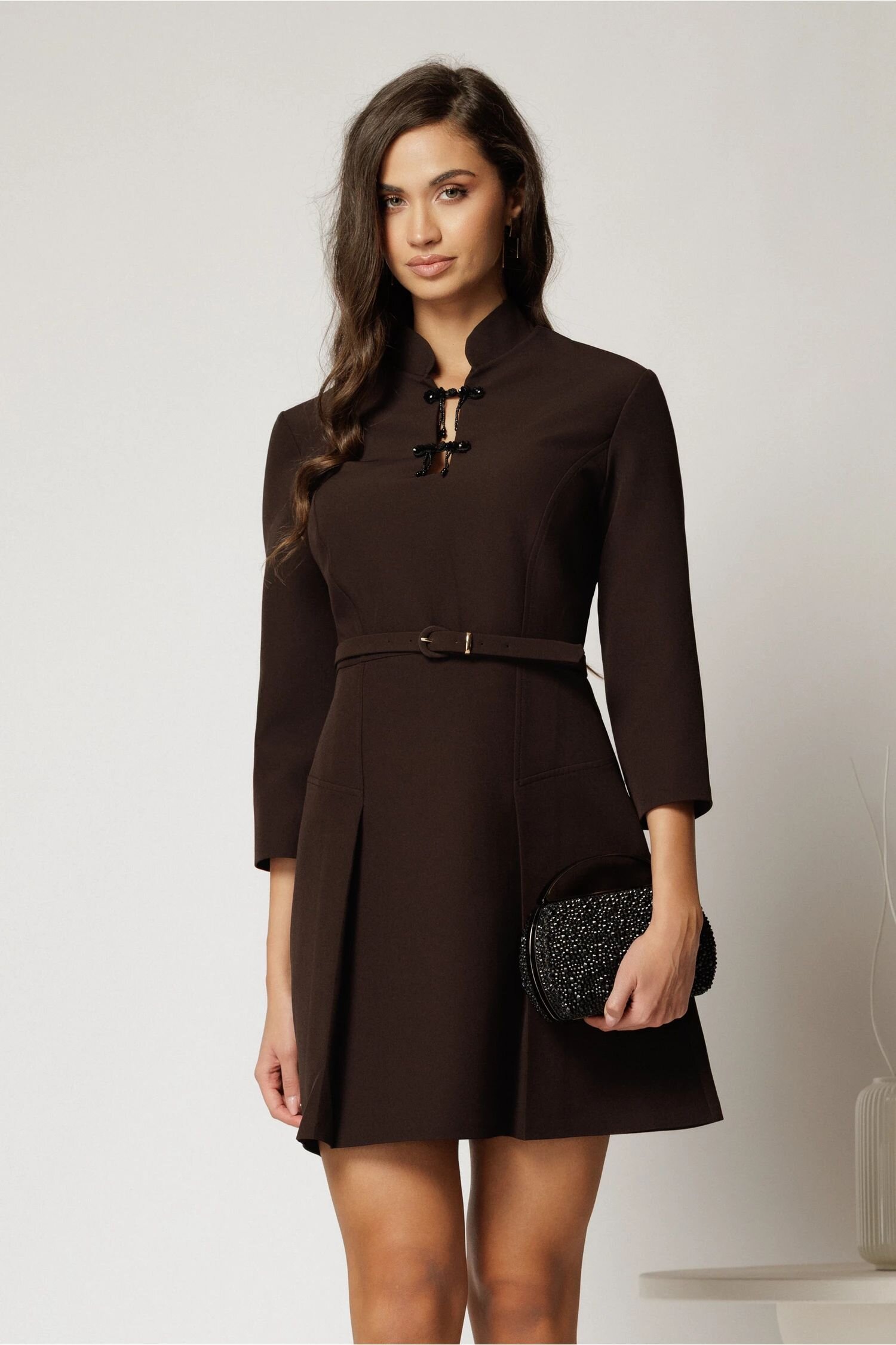  Rochie DY Fashion maro inchis scurta cu detalii la decolteu si pliuri pe fusta