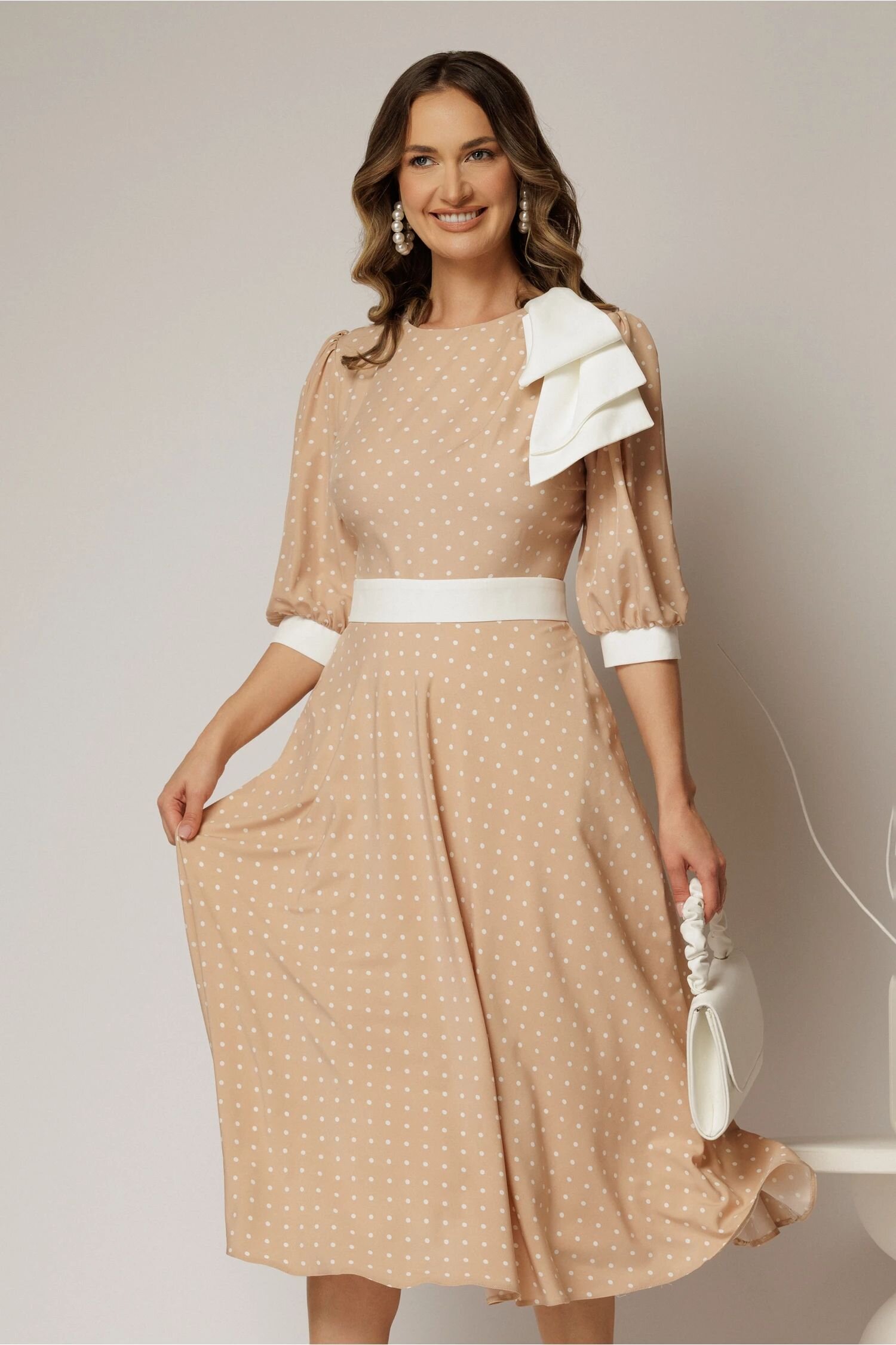  Rochie DY Fashion midi bej cu buline si funda ampla pe umar