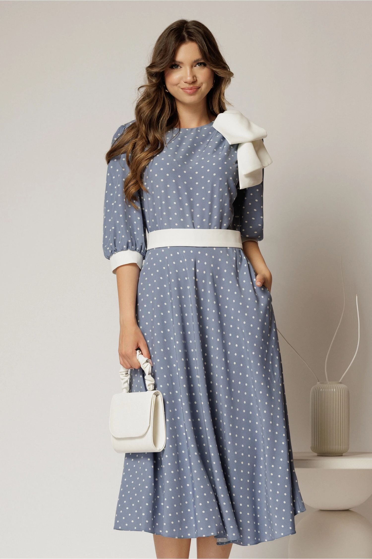  Rochie DY Fashion midi bleu cu buline si funda ampla pe umar