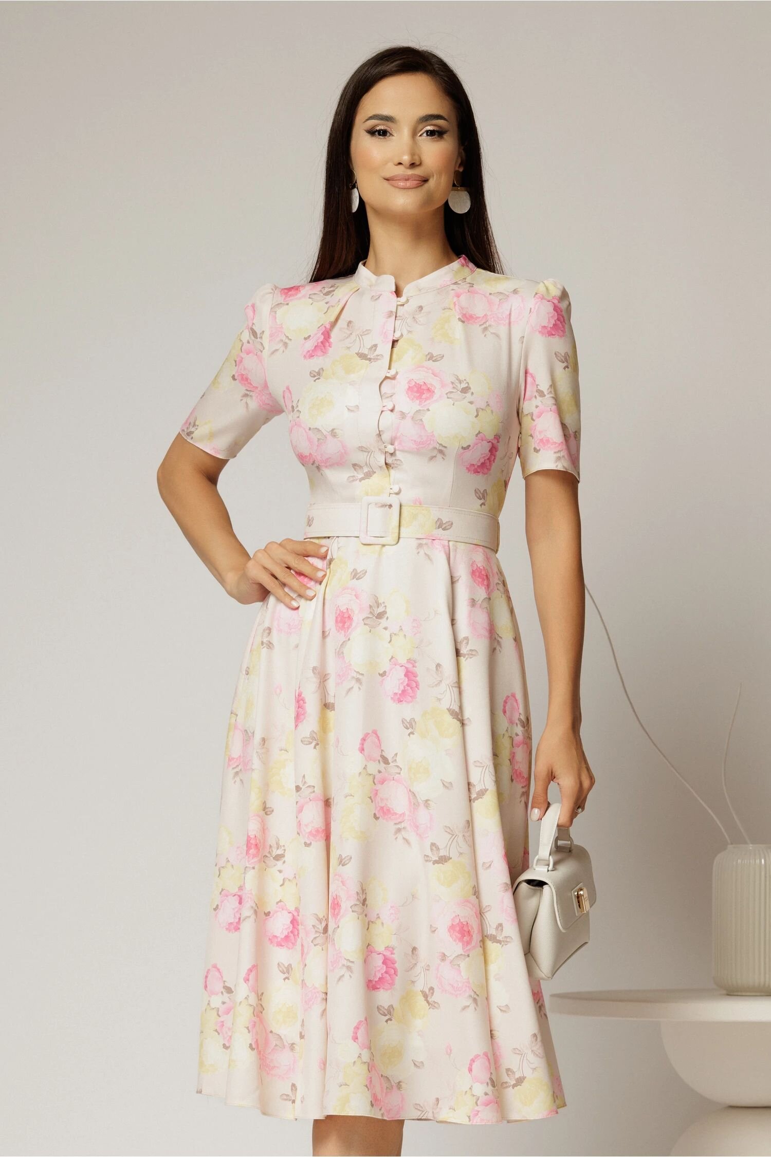  Rochie DY Fashion midi cu imprimeu roz in clos din triplu voal cu nasturi la bust si curea in talie