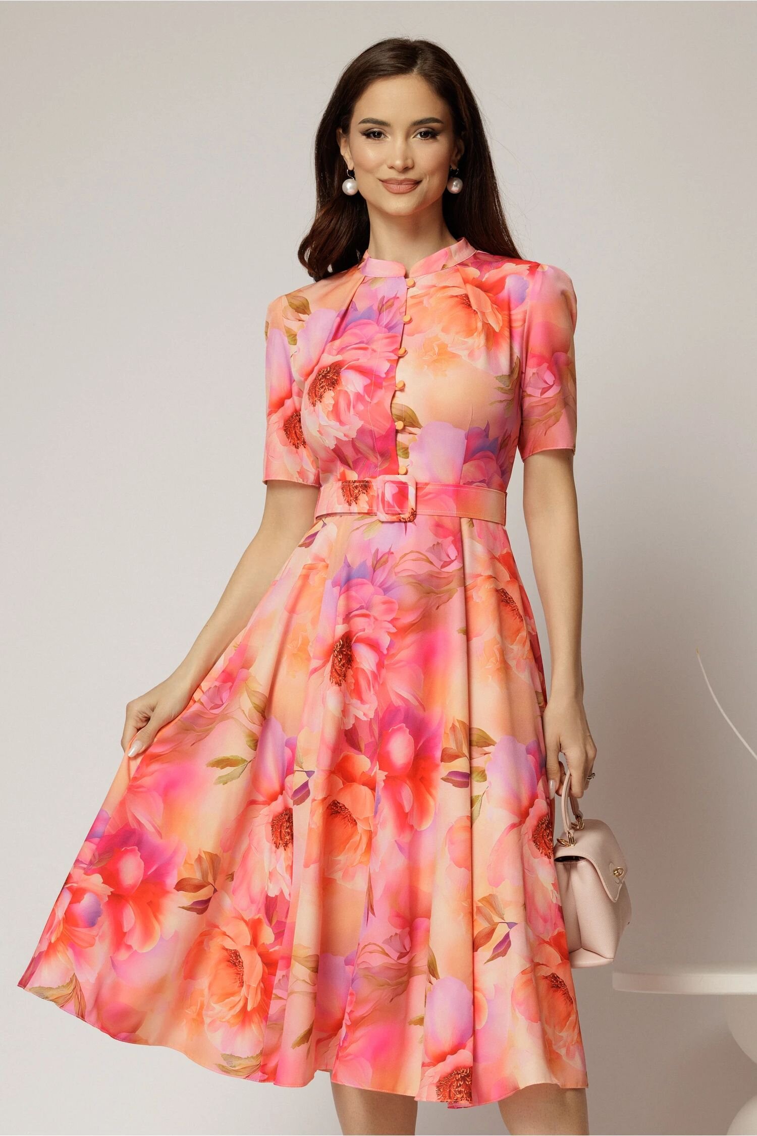  Rochie DY Fashion midi cu print cu bujori corai in clos din triplu voal cu nasturi la bust si curea in talie
