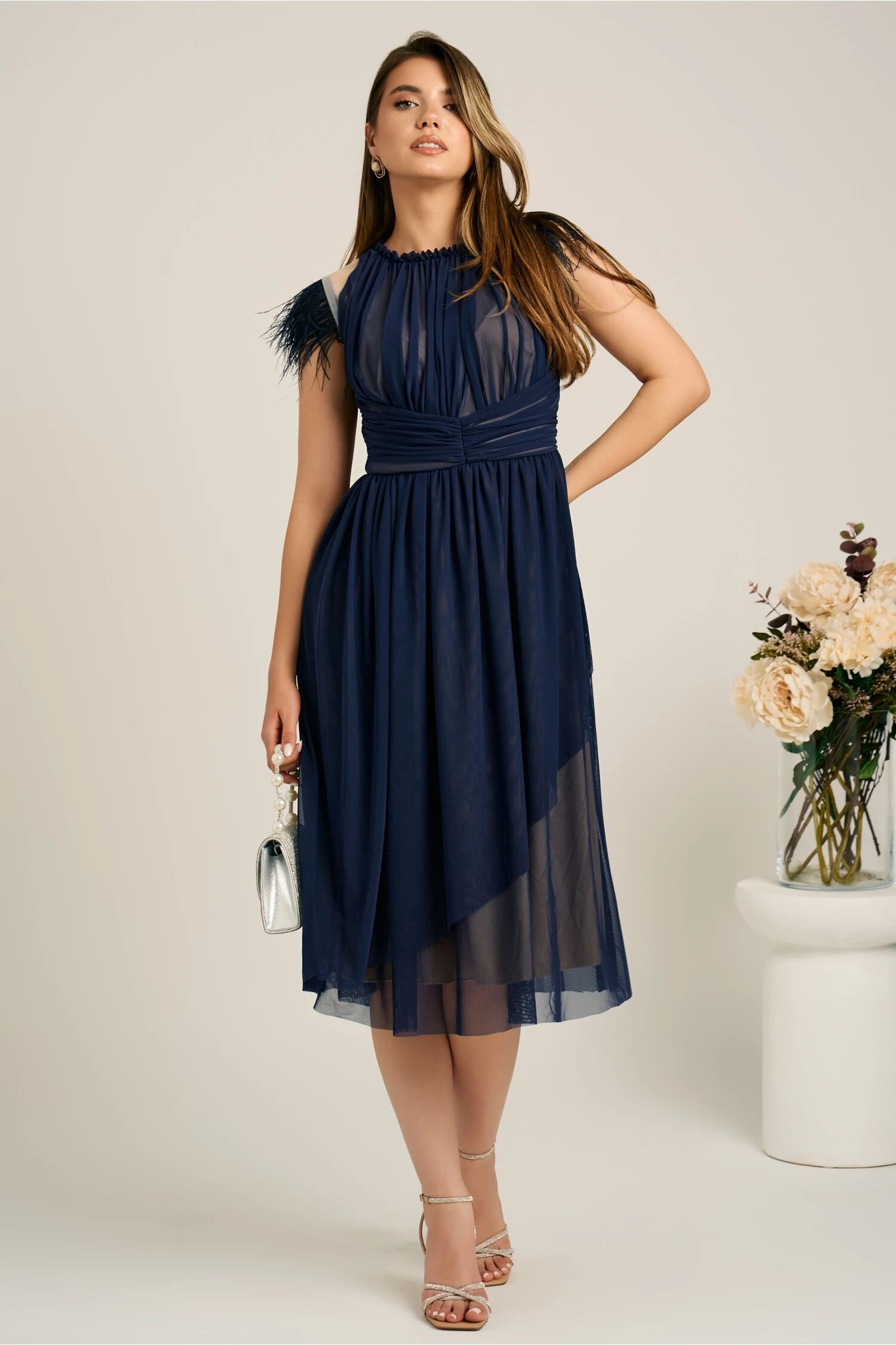  Rochie DY Fashion midi din tull bleumarin in clos cu pene la umeri