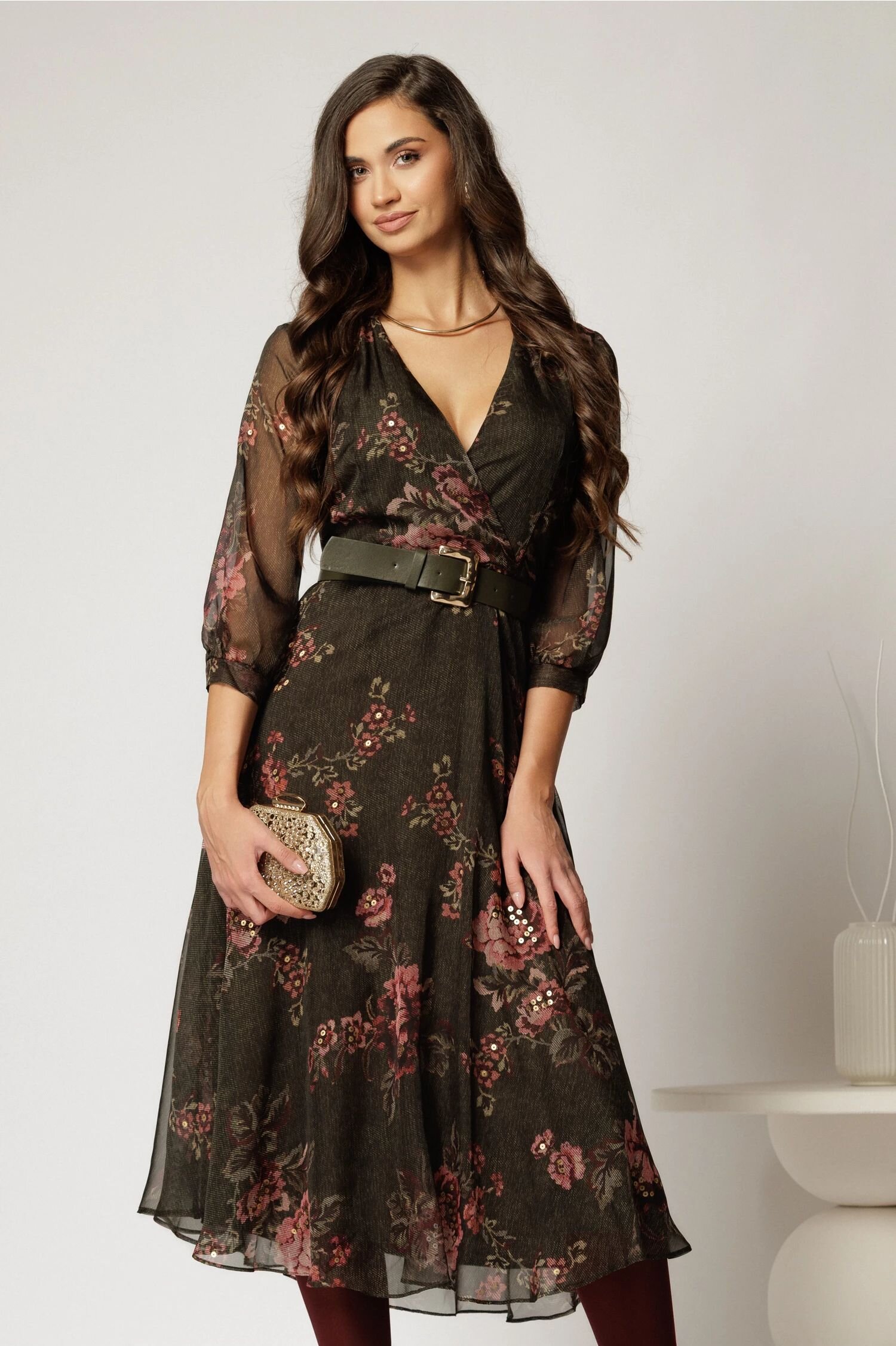  Rochie DY Fashion midi din voal kaki cu imprimeu roze si decolteu petrecut