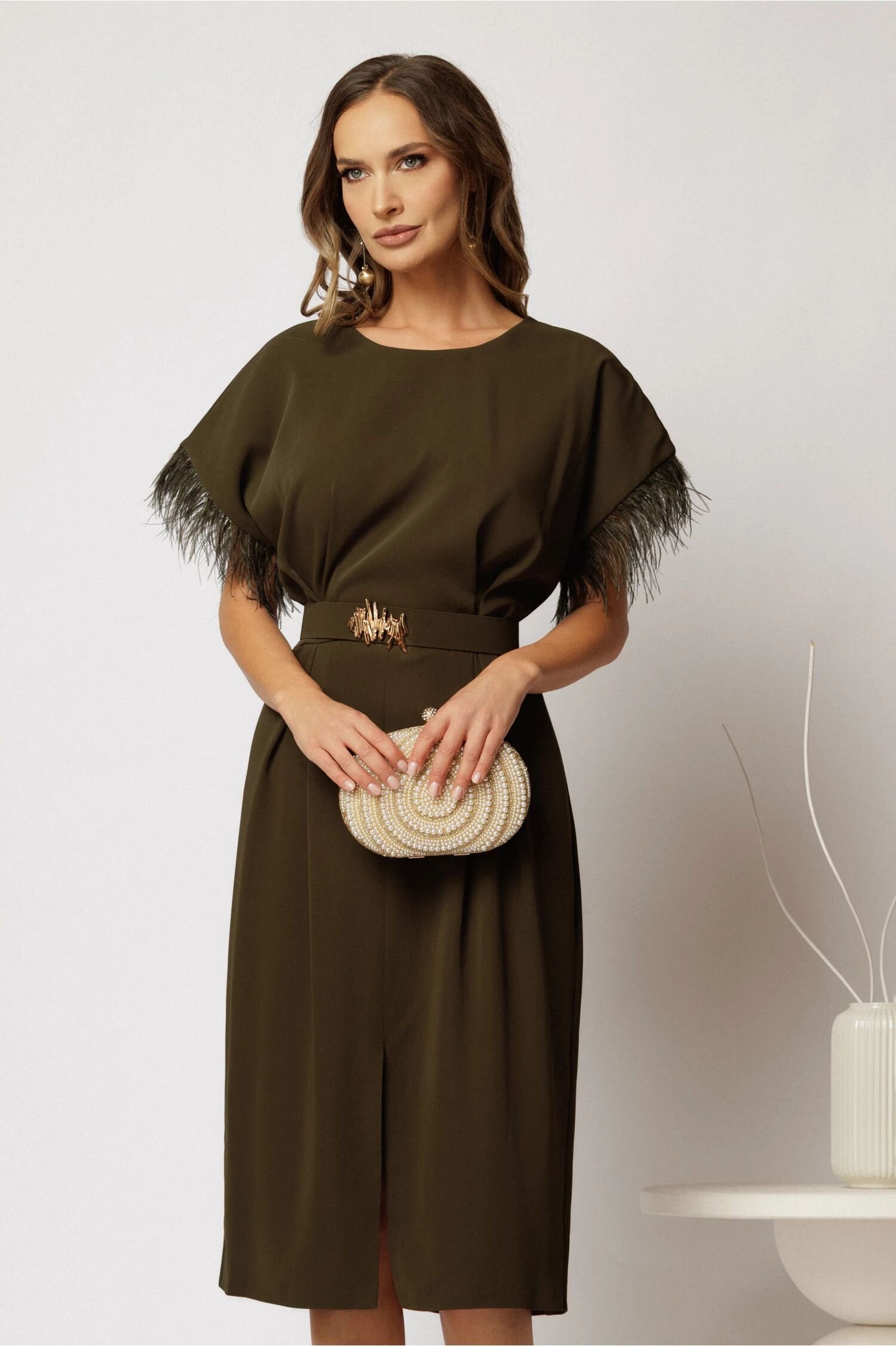  Rochie DY Fashion midi kaki din triplu voal cu pene la maneci