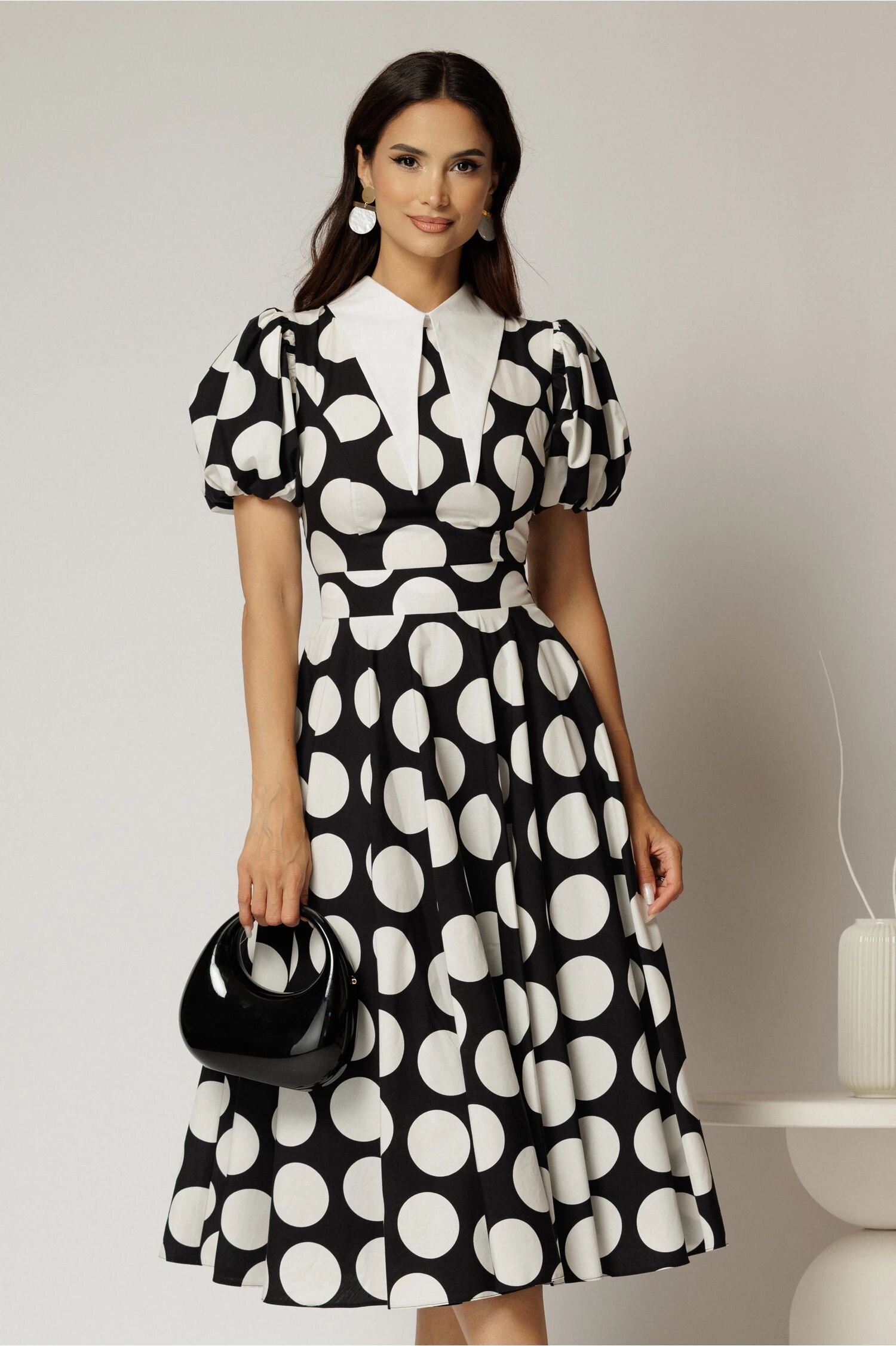  Rochie DY Fashion midi neagra cu buline din poplin cu guer ascutit si maneci scurte bufante
