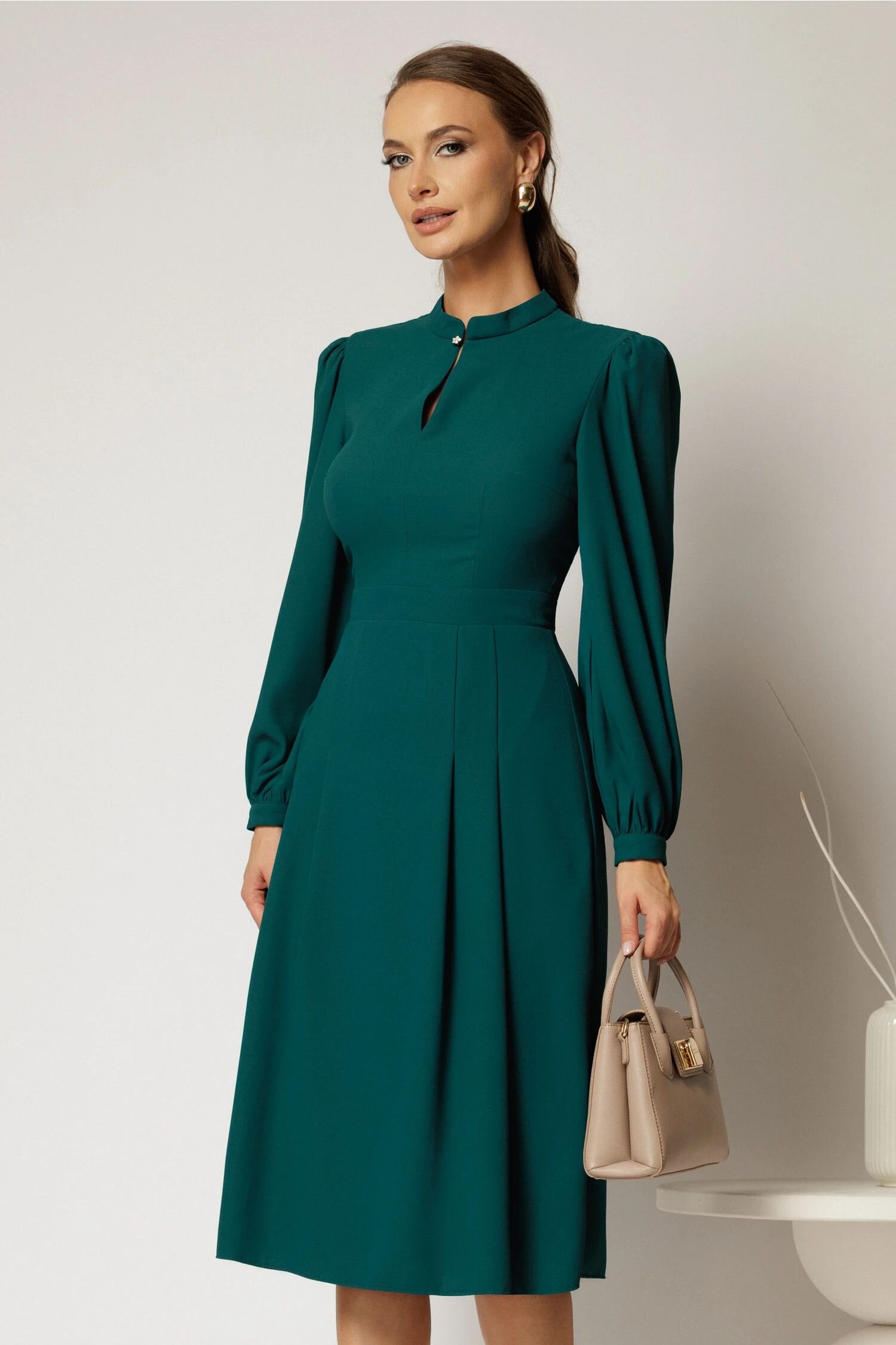  Rochie DY Fashion midi turcoaz cu decupaj la decolteu si pliuri pe fusta