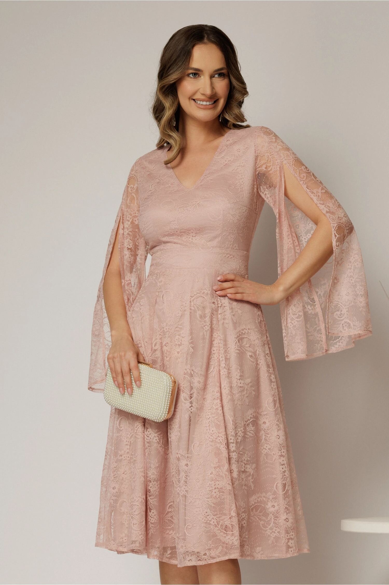  Rochie DY Fashion roz din dantela cu maneci lungi crapate si decolteu in V