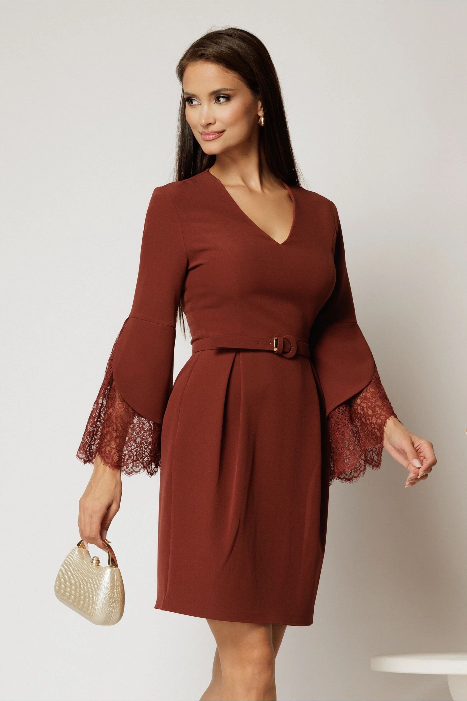 Rochie DY Fashion scurta caramizie cu decolteu in V si dantela la maneci