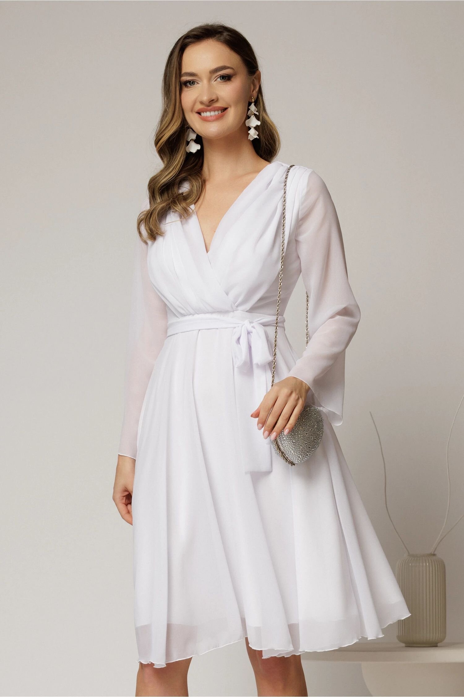  Rochie DY Fashion scurta din voal alb cu decolteu petrecut si cordon in talie