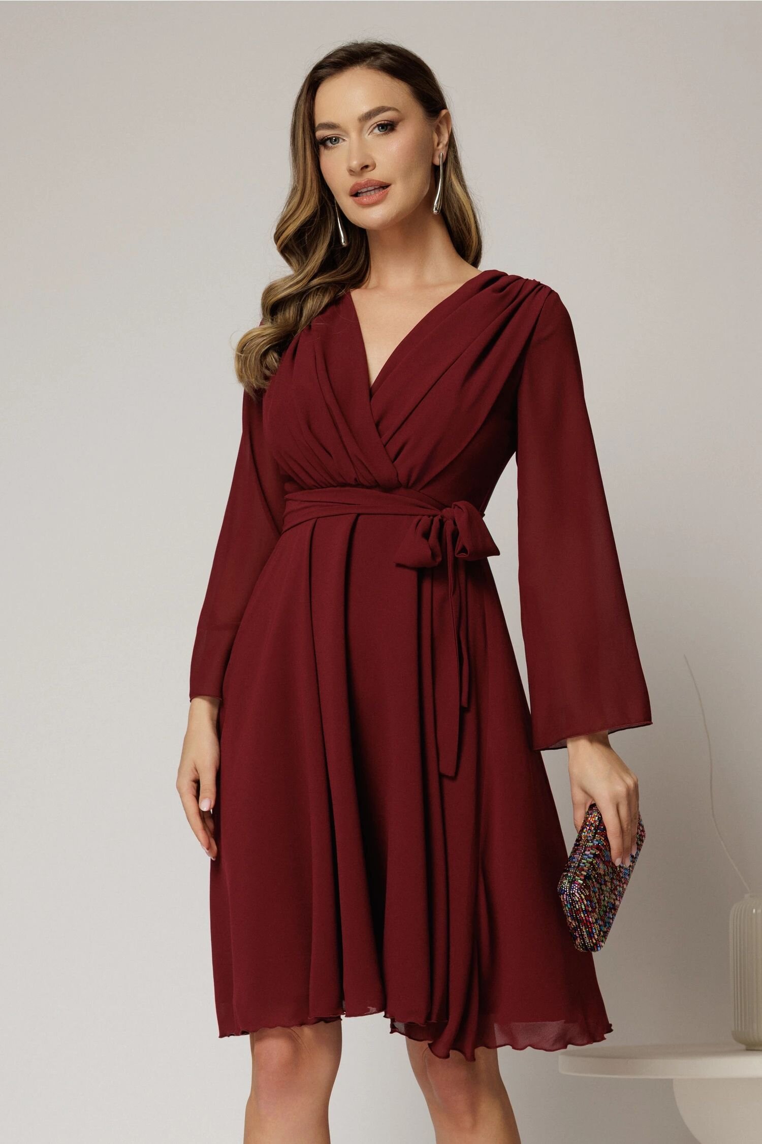  Rochie DY Fashion scurta din voal bordo cu decolteu petrecut si cordon in talie