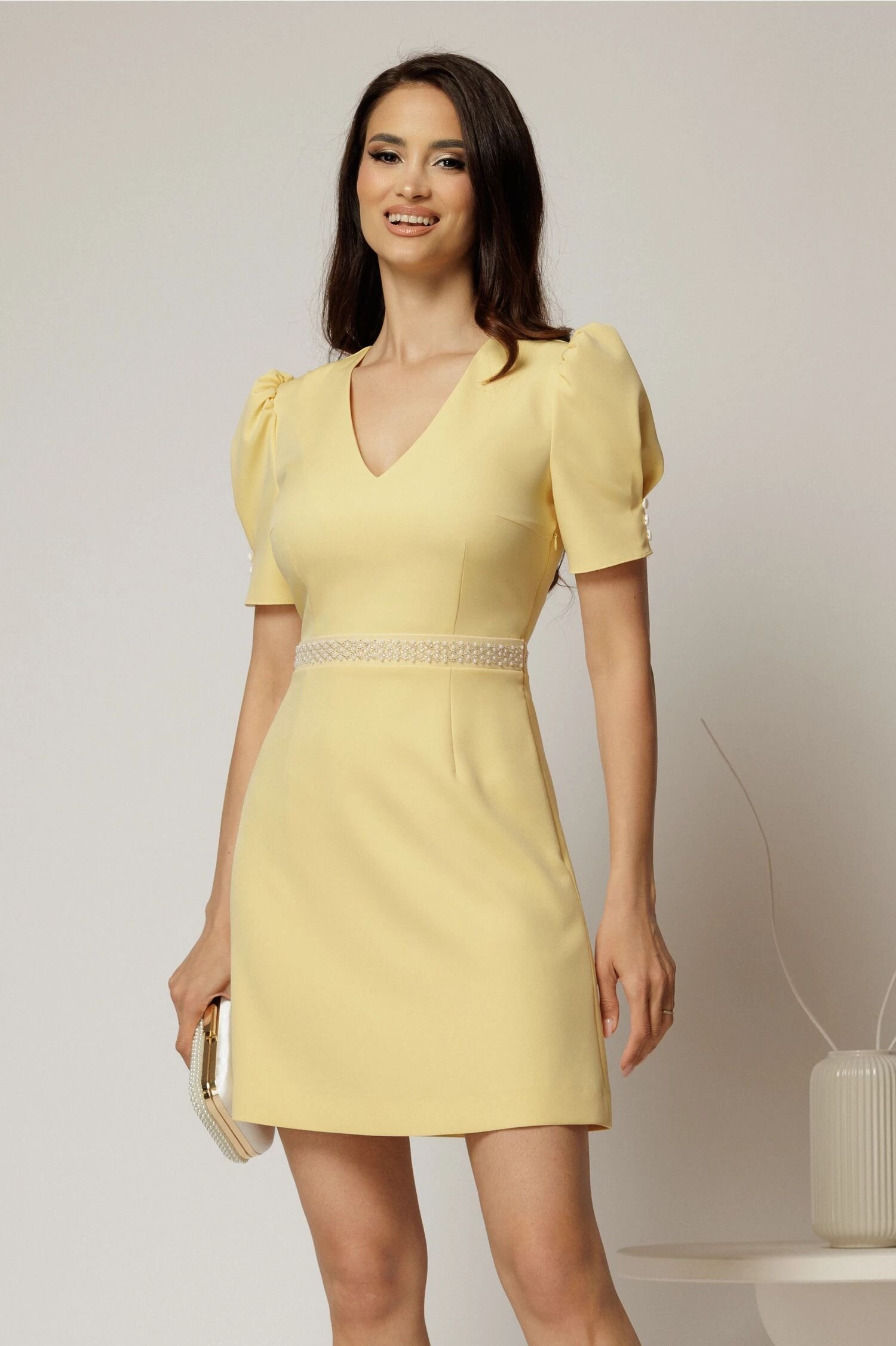  Rochie DY Fashion scurta galbena cu perle in talie si maneci scurte