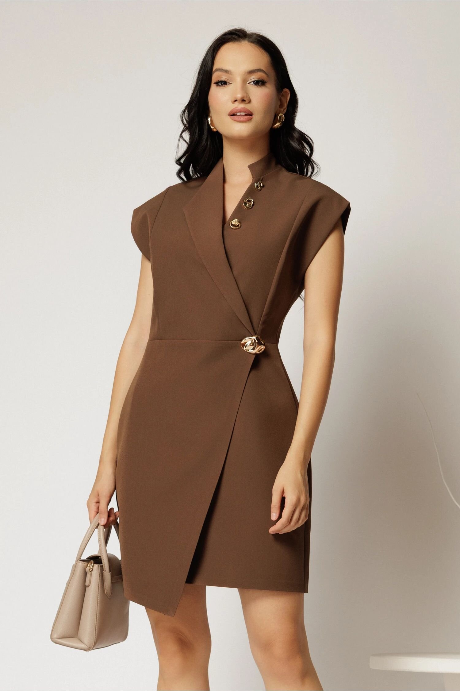  Rochie DY Fashion scurta maro cu decolteu petrecut si accesorii