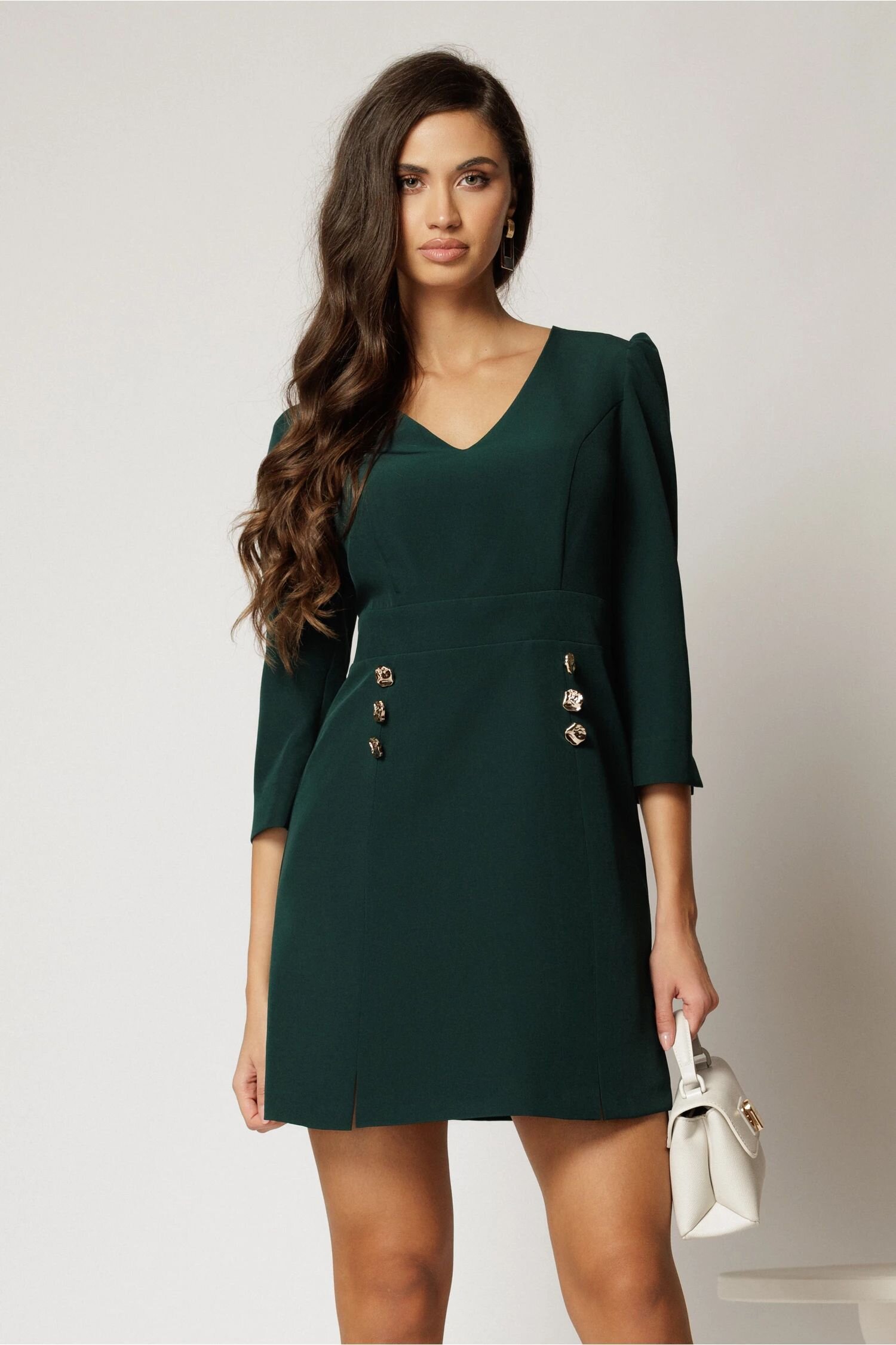  Rochie DY Fashion scurta verde cu decolteu V si nasturi decorativi pe fusta