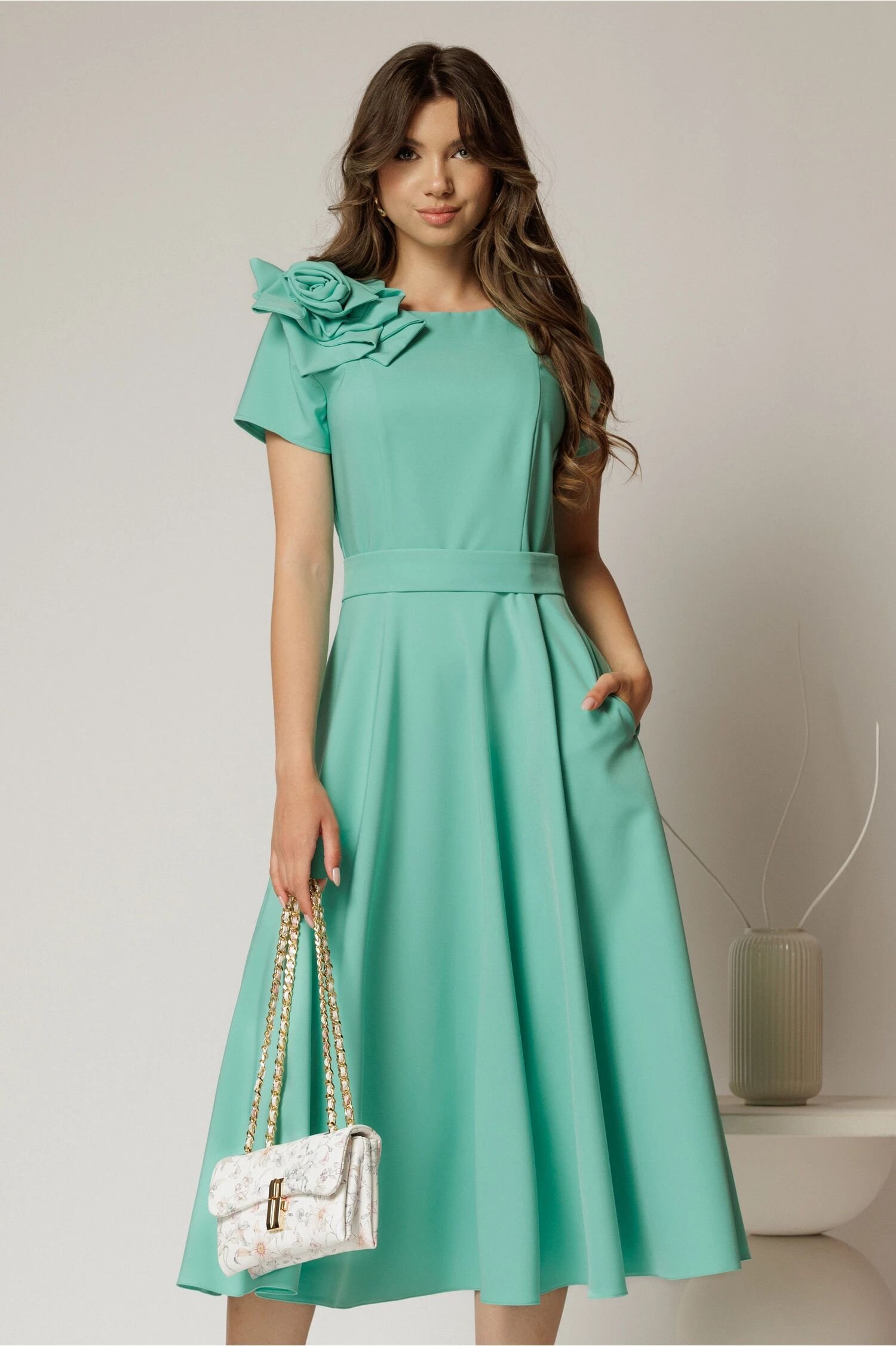  Rochie DY Fashion verde clos cu trandafir la umar si cordon detasabil