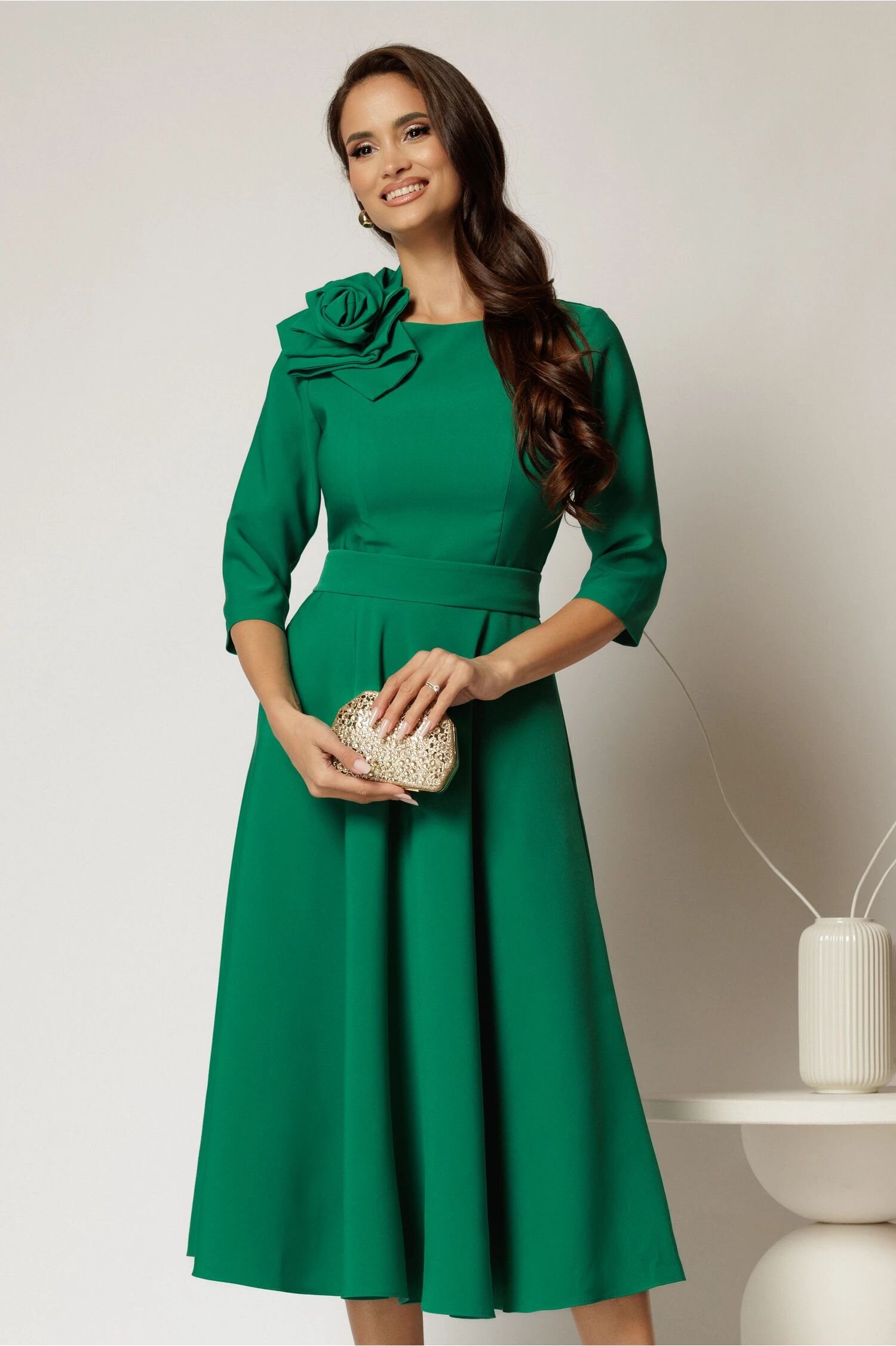  Rochie DY Fashion verde clos cu trandafir la umar si cordon detasabil
