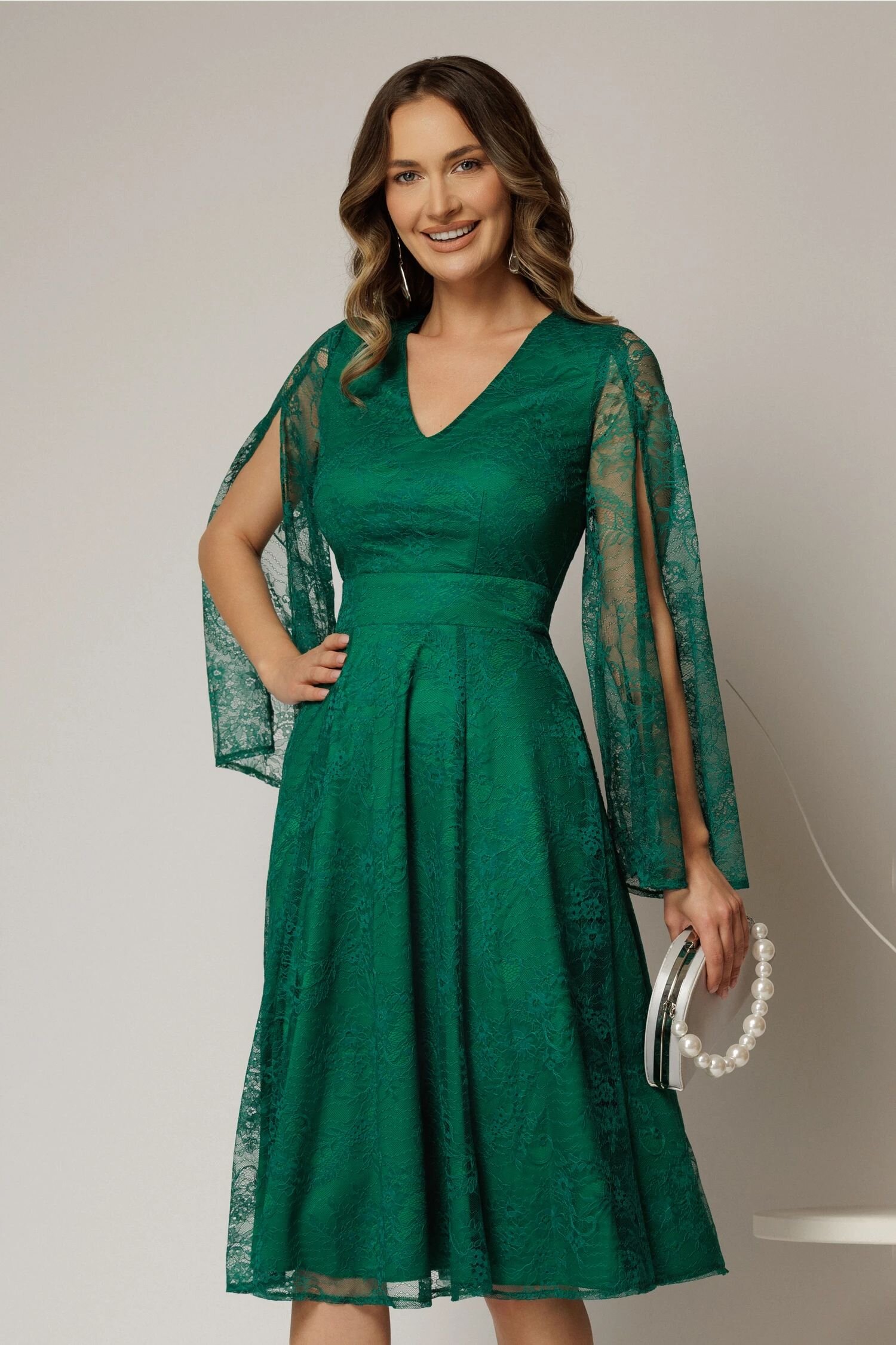  Rochie DY Fashion verde din dantela cu maneci lungi crapate si decolteu in V