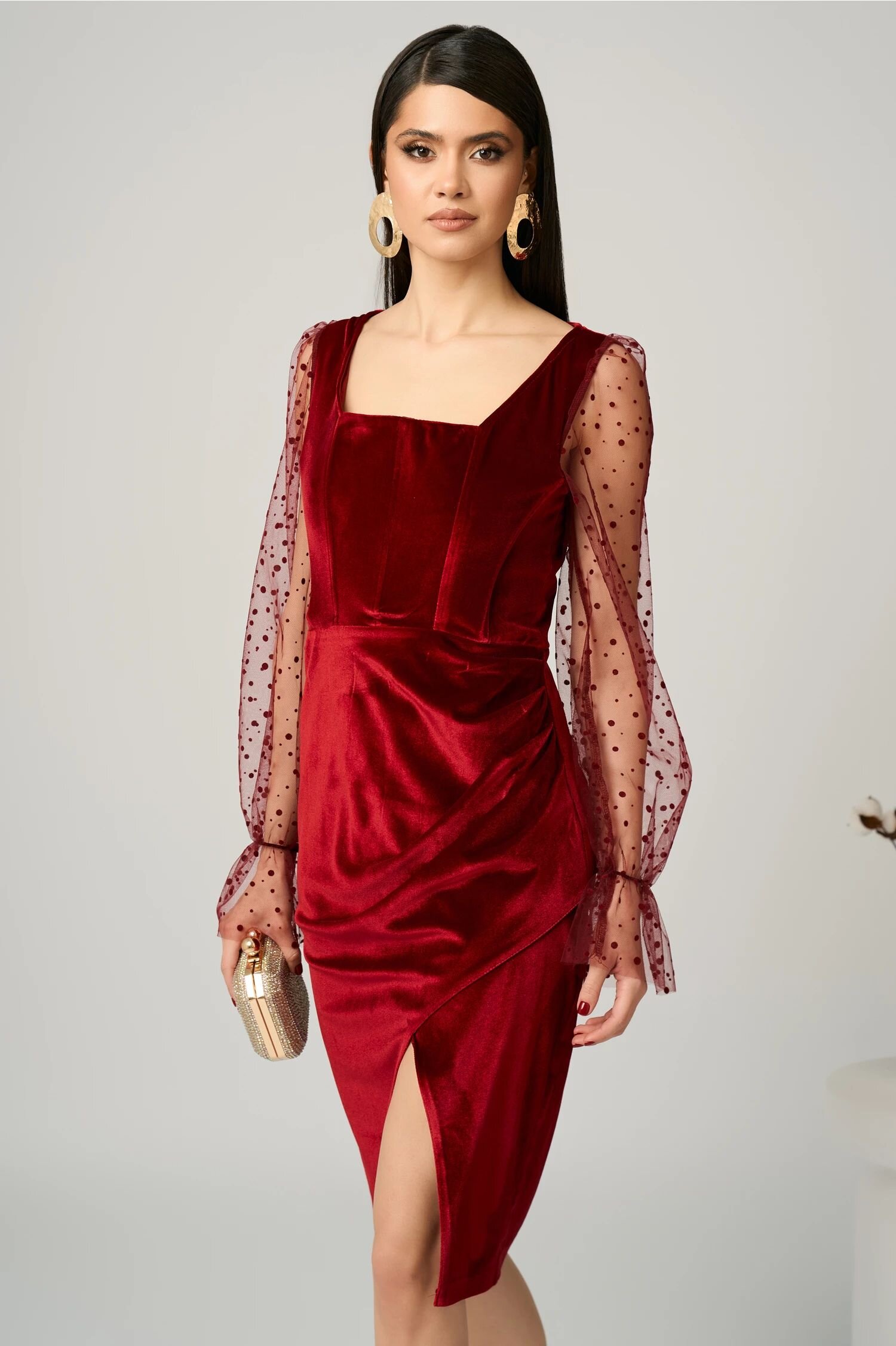  Rochie eleganta din catifea bordo cu maneci din tull cu buline