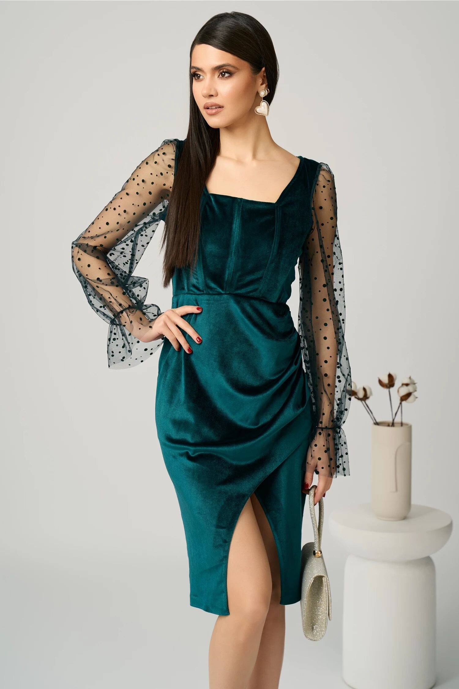  Rochie eleganta din catifea verde cu maneci din tull cu buline