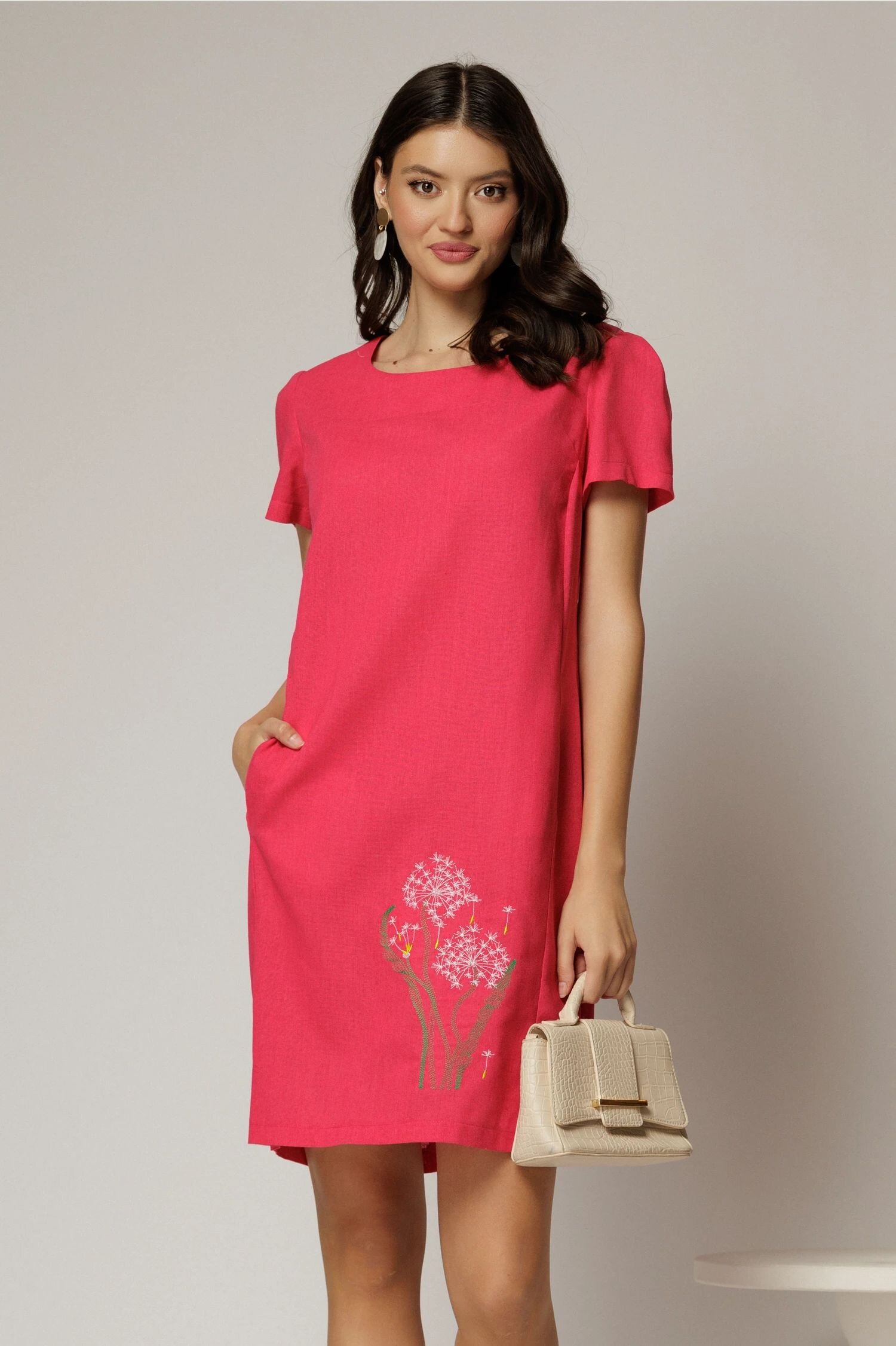  Rochie fucsia din in cu flori brodate si croi drept