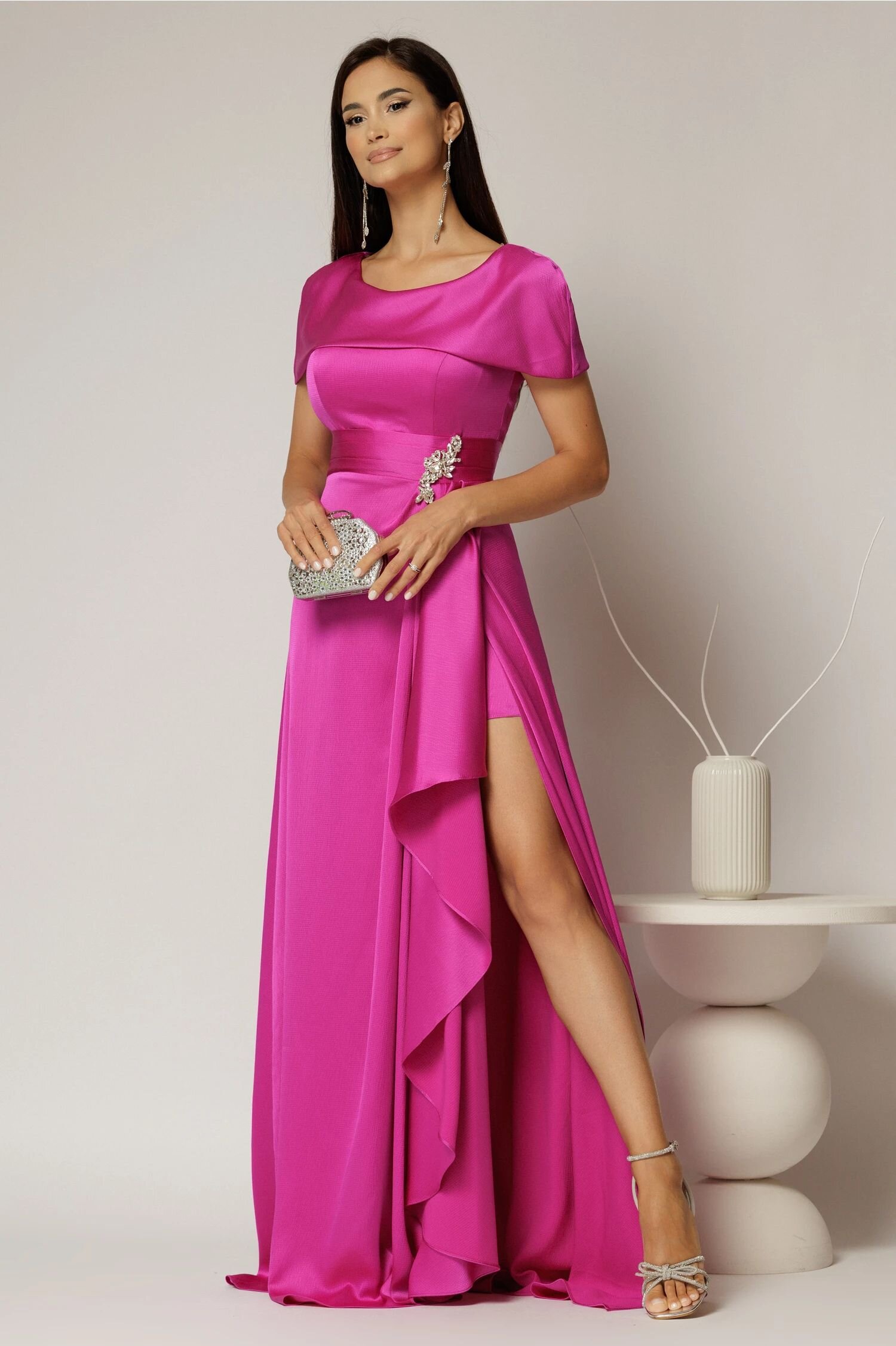  Rochie lunga fucsia din satin cu slit pe picior si aplicatie pe talie