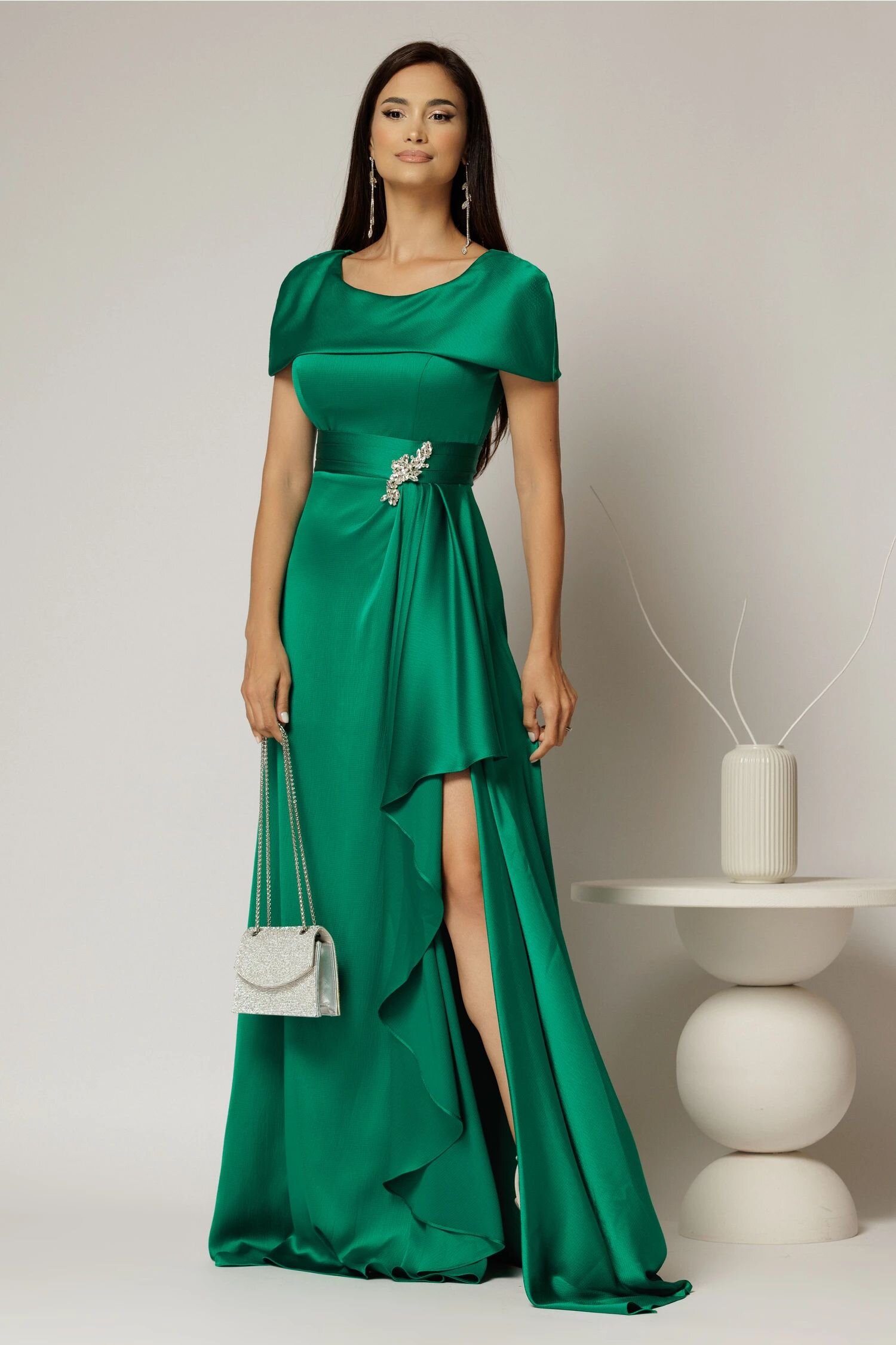  Rochie lunga verde din satin cu slit pe picior si aplicatie pe talie