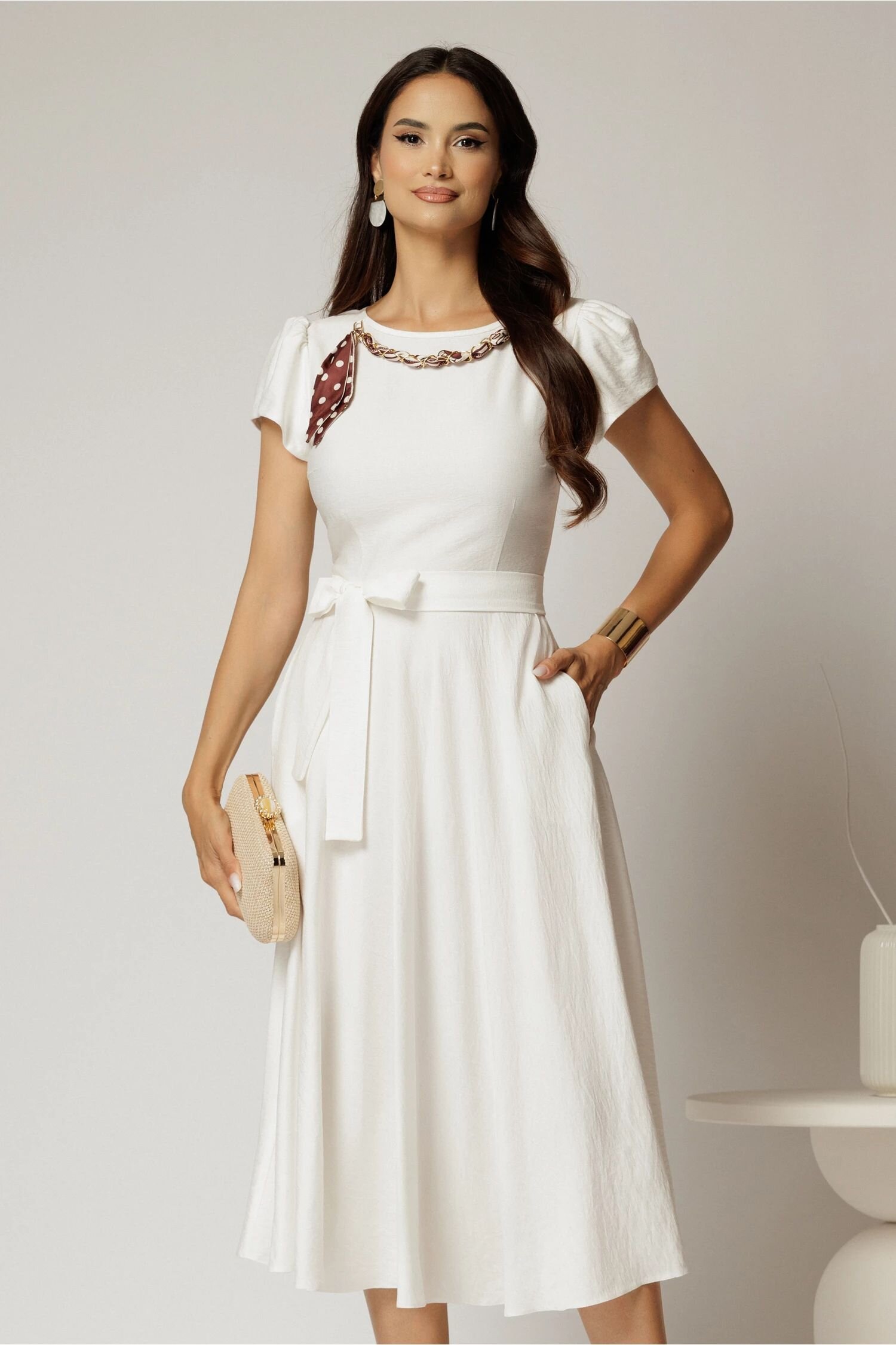  Rochie midi alba din rayon cu lantisor cu esarfa la decolteu