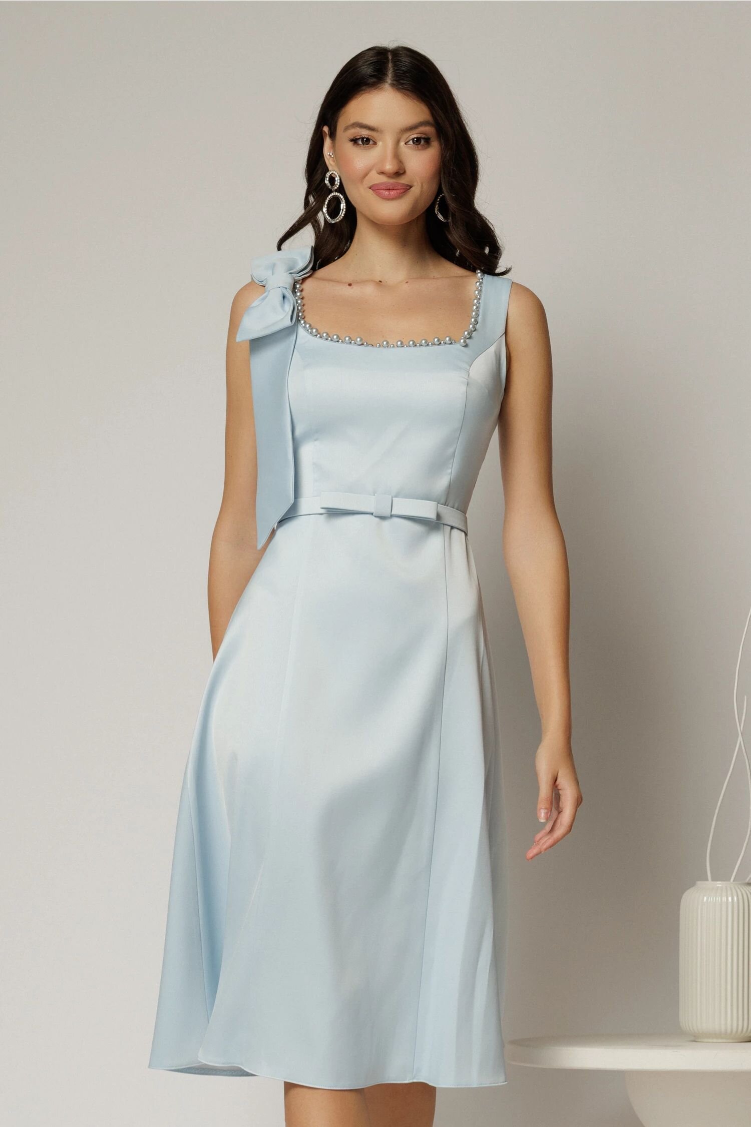  Rochie midi bleu de ocazie din satin cu perle la decolteu