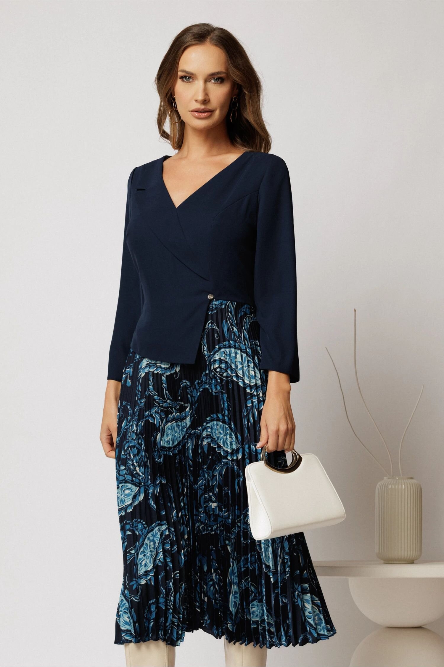  Rochie midi bleumarin cu decolteu V si fusta plisata cu imprimeuri