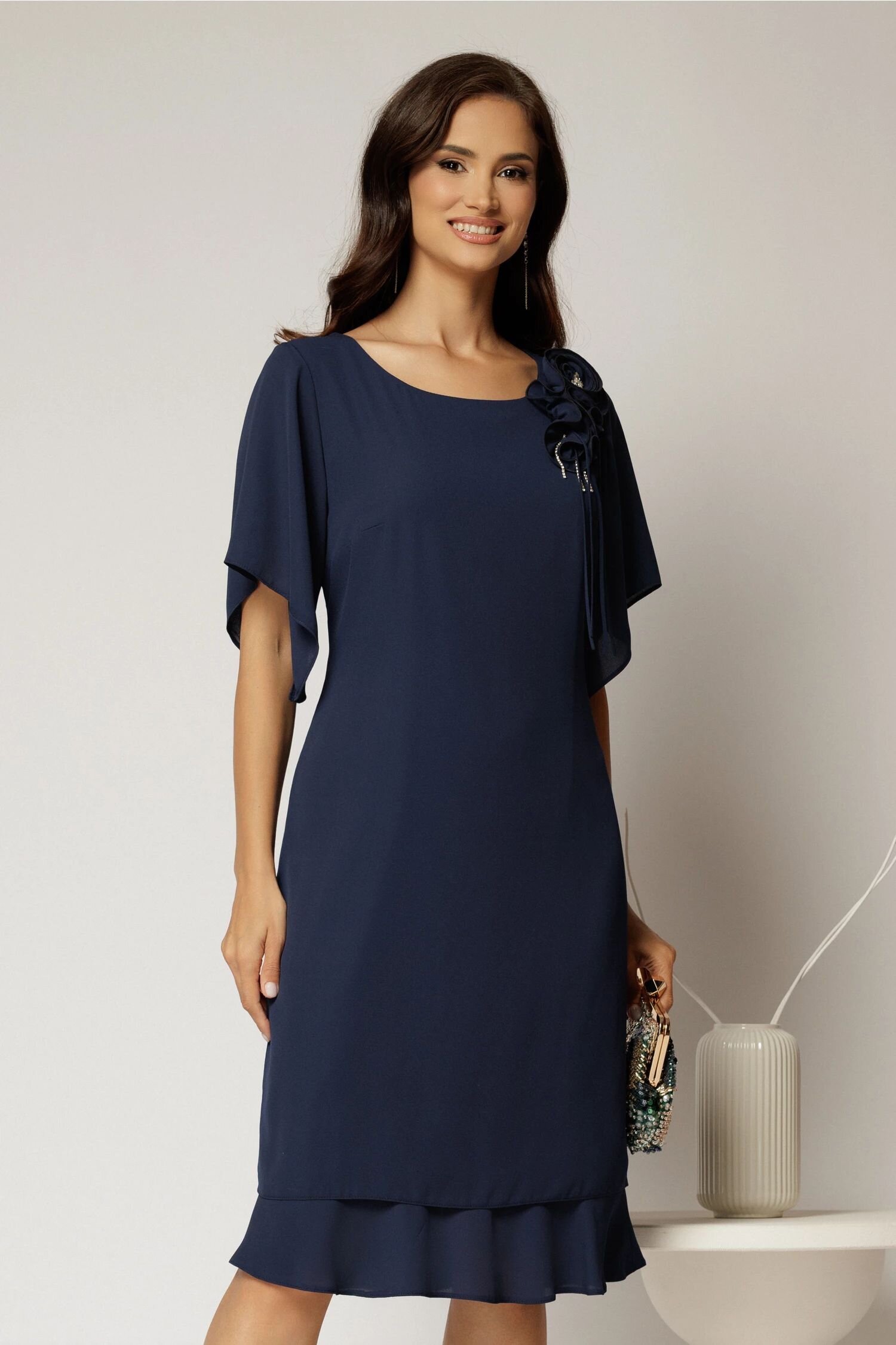  Rochie midi bleumarin de ocazie cu accesoriu floral detasabil si decolteu rotund