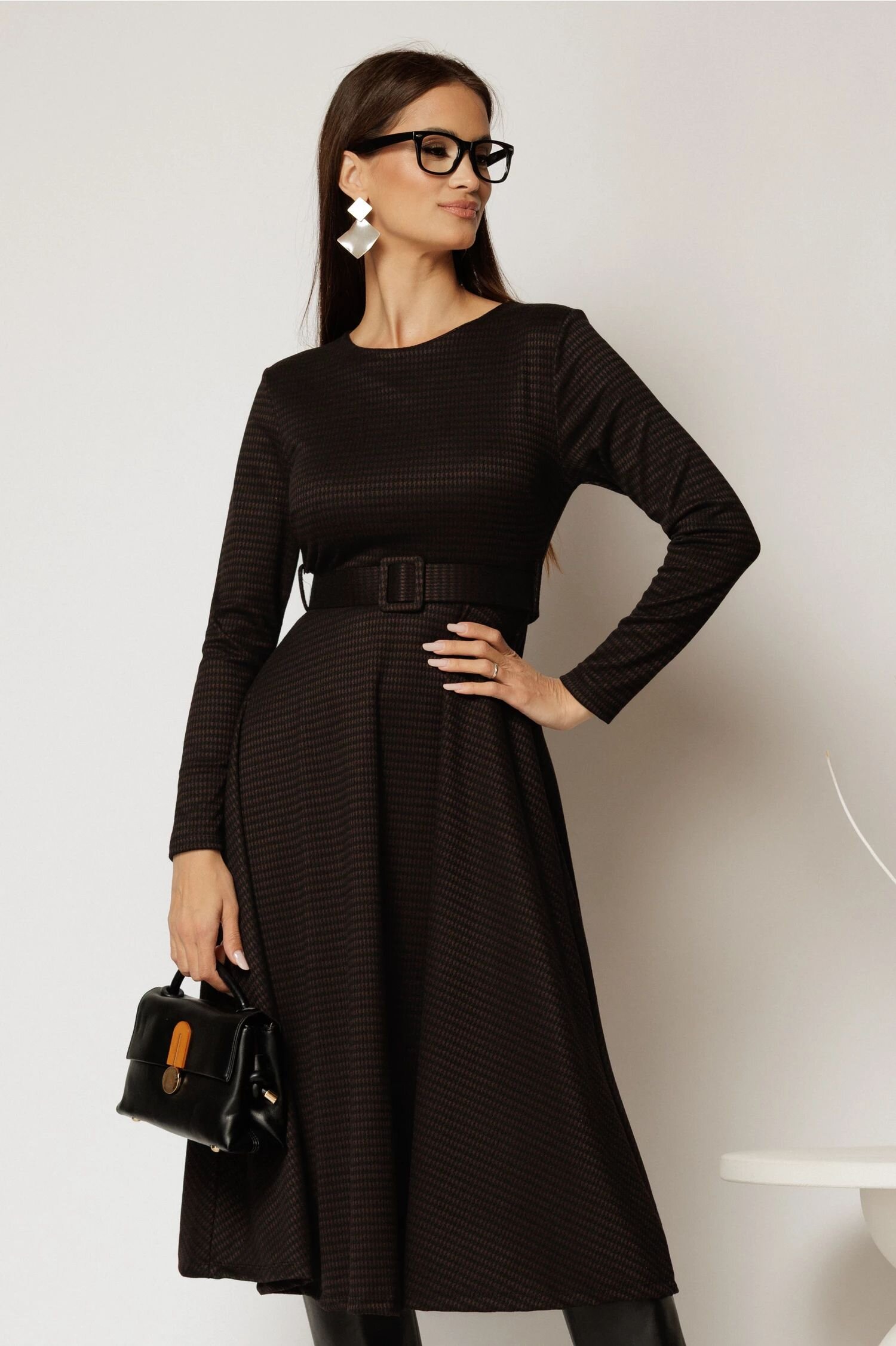  Rochie midi de zi din tricot in carouri maro