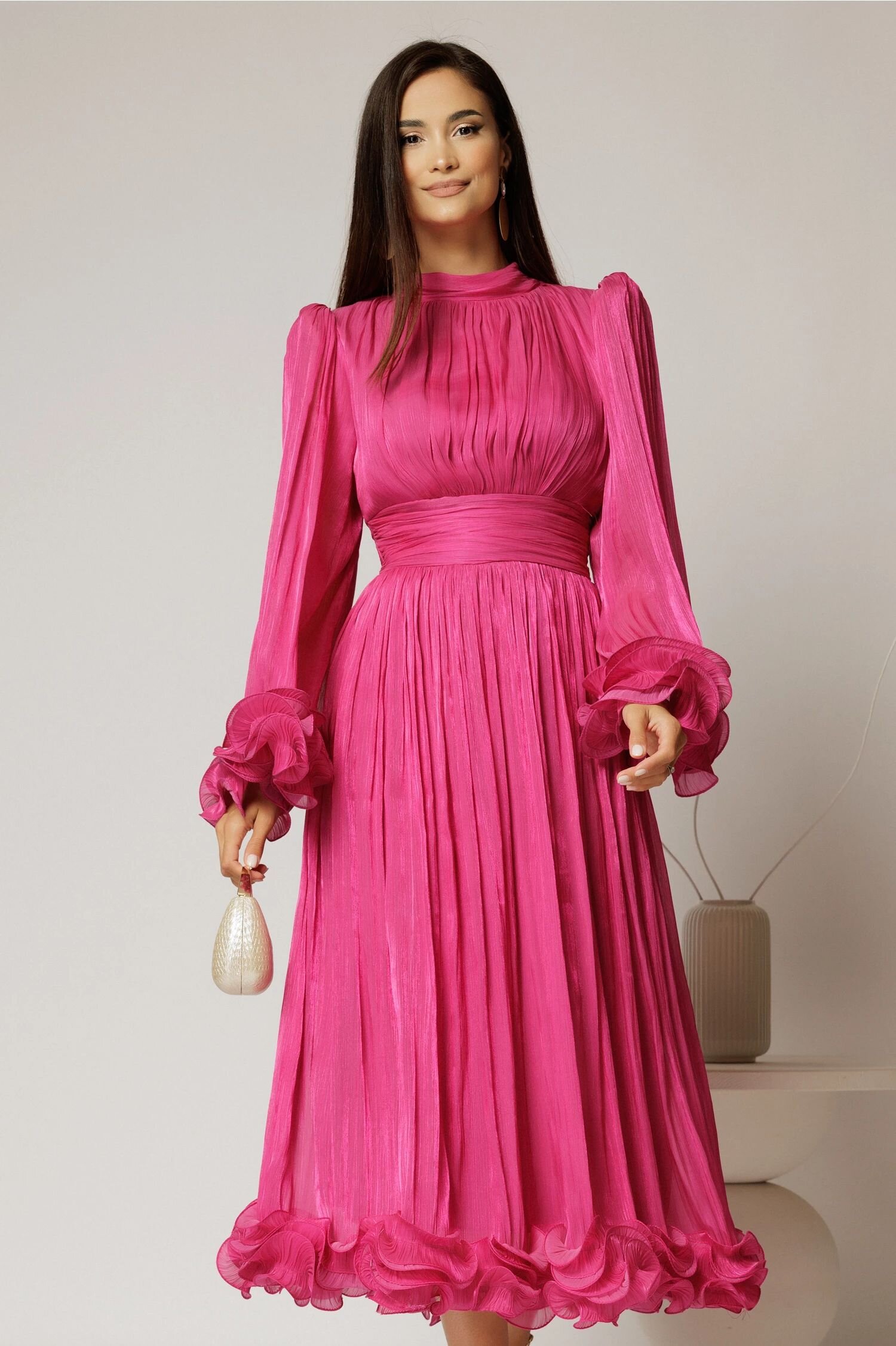  Rochie midi fucsia de ocazie din voal peliculizat cu maneci ample cu volanase