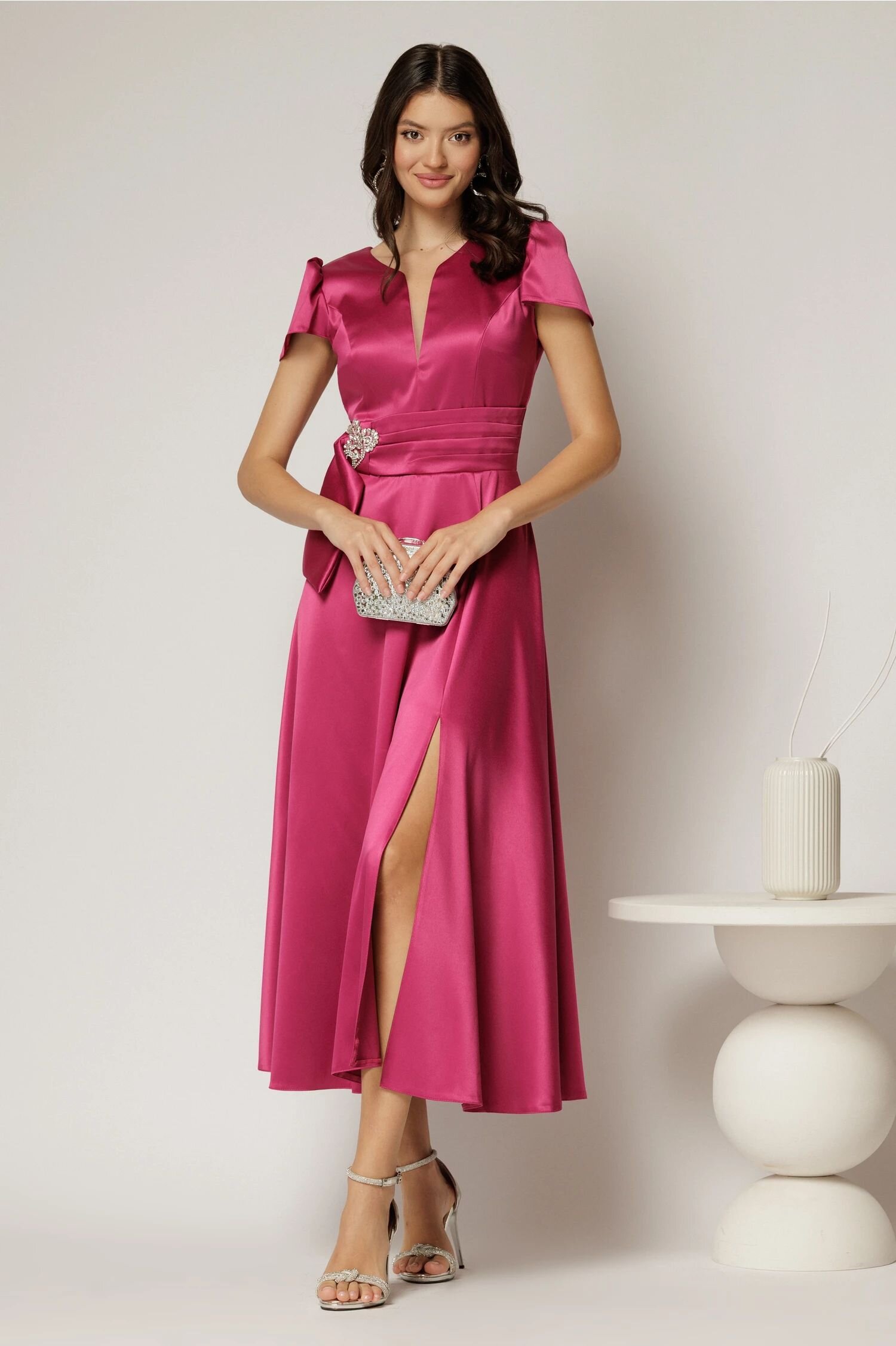  Rochie midi fucsia din satin cu aplicatie in talie si decolteu adanc
