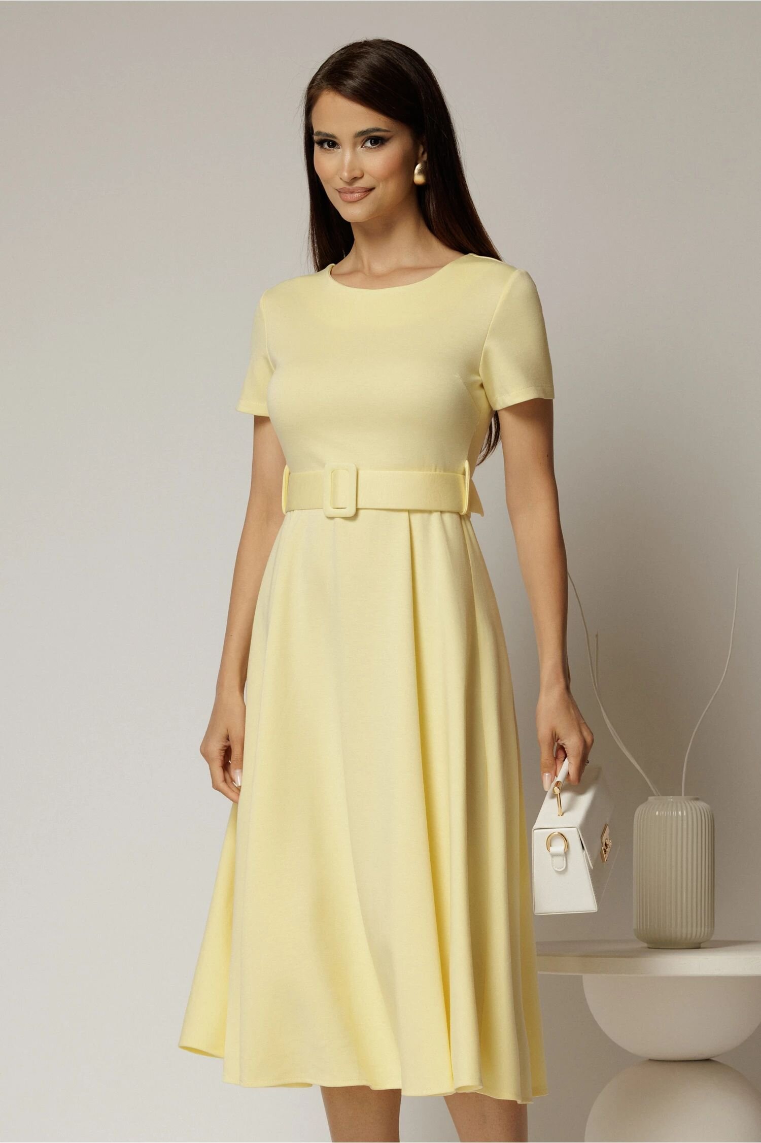  Rochie midi galbena cu maneca scurta si curea in talie cu adaos de viscoza