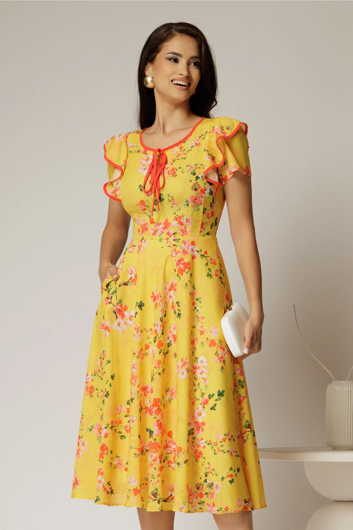  Rochie midi galbena de zi cu imprimeuri forale si volanase la maneci