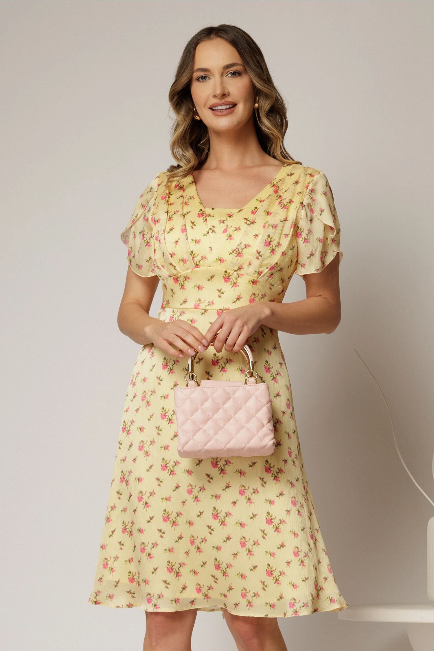  Rochie midi galbena din voal cu imprimeu floral si maneci scurte petrecute